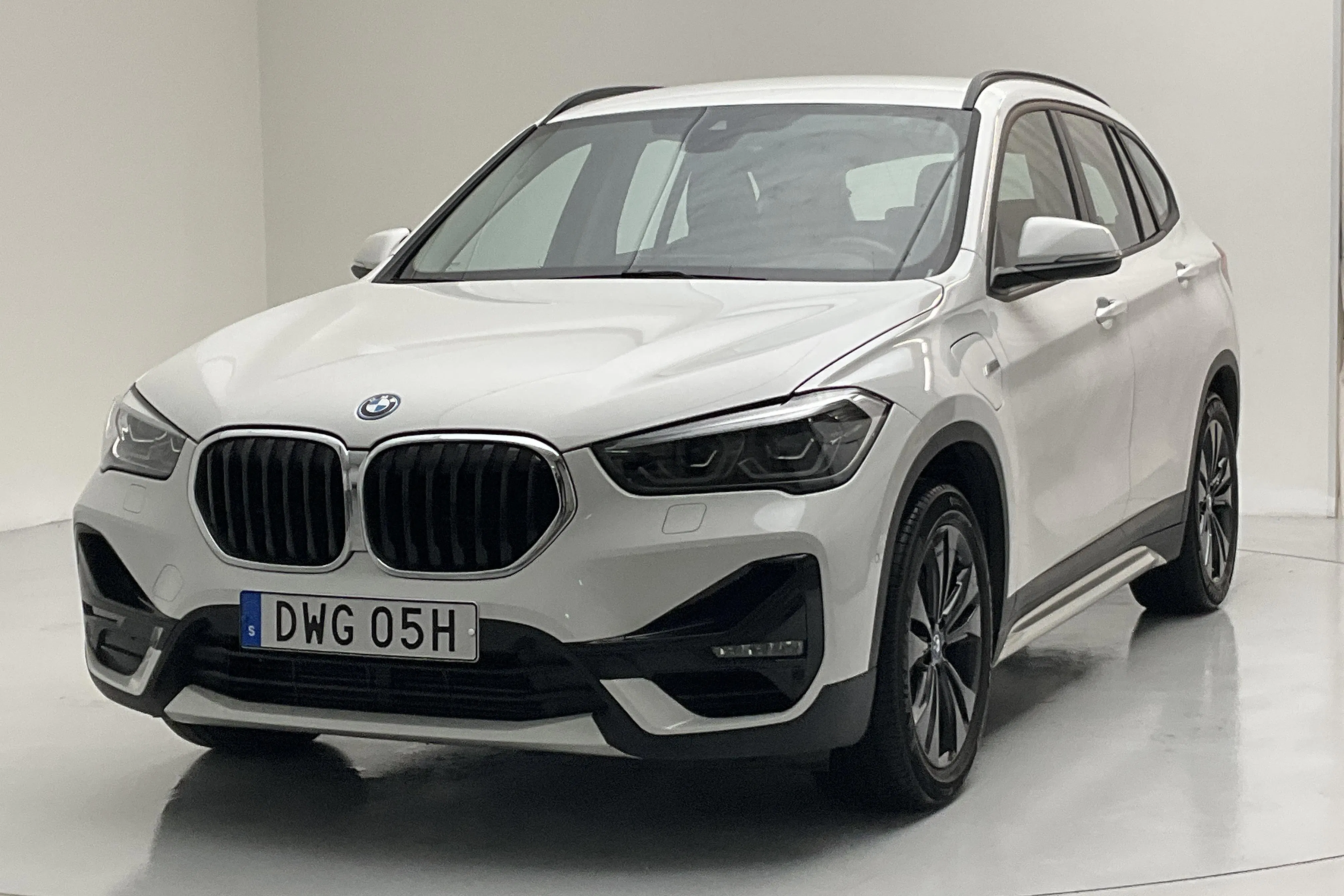 Presentationsfoto 1 av 17: BMW X1 xDrive25e 9,7kWh LCI, F48 (220hk) - 5 876 mil - Automat - vit - 2022