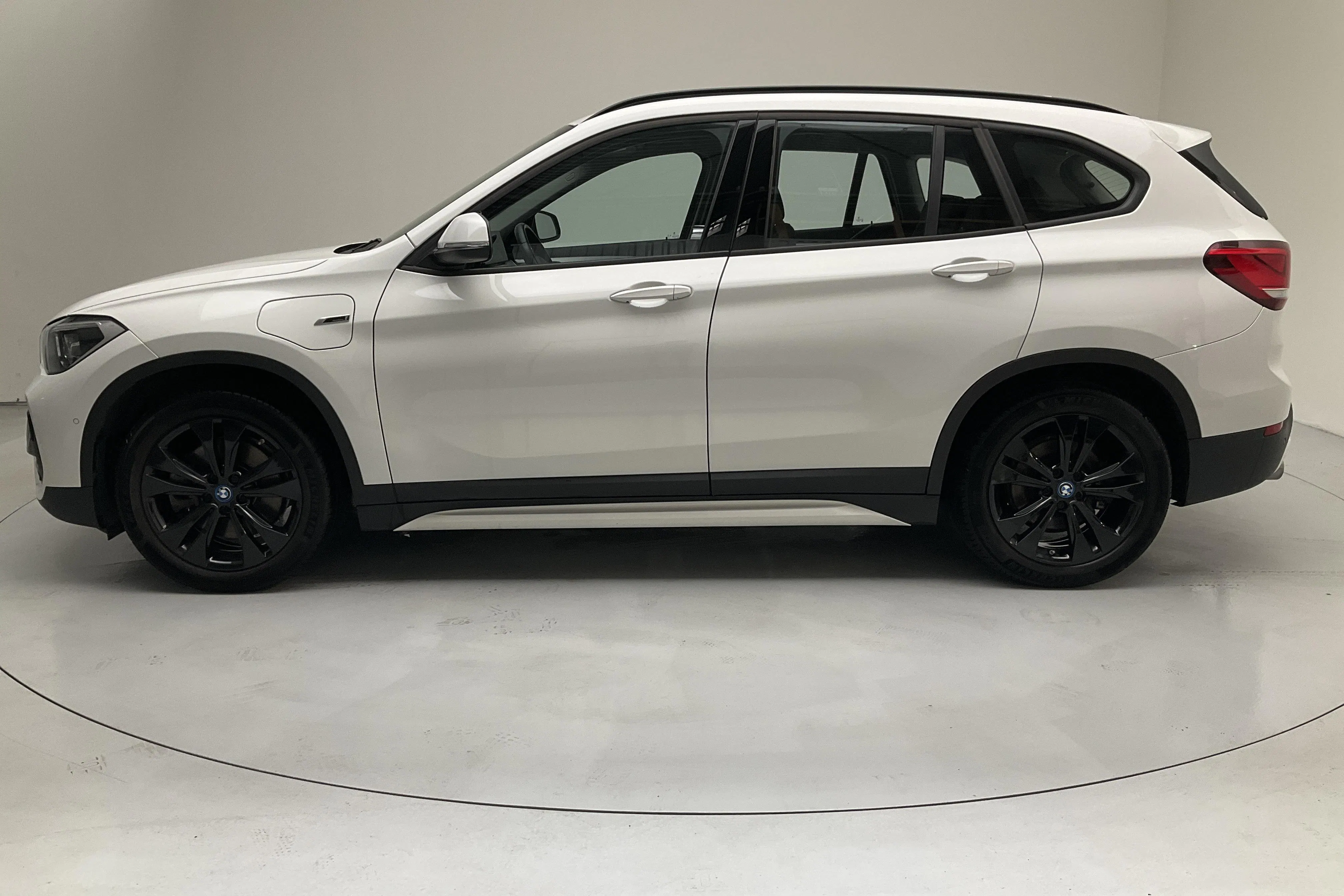 Presentationsfoto 2 av 17: BMW X1 xDrive25e 9,7kWh LCI, F48 (220hk) - 5 876 mil - Automat - vit - 2022