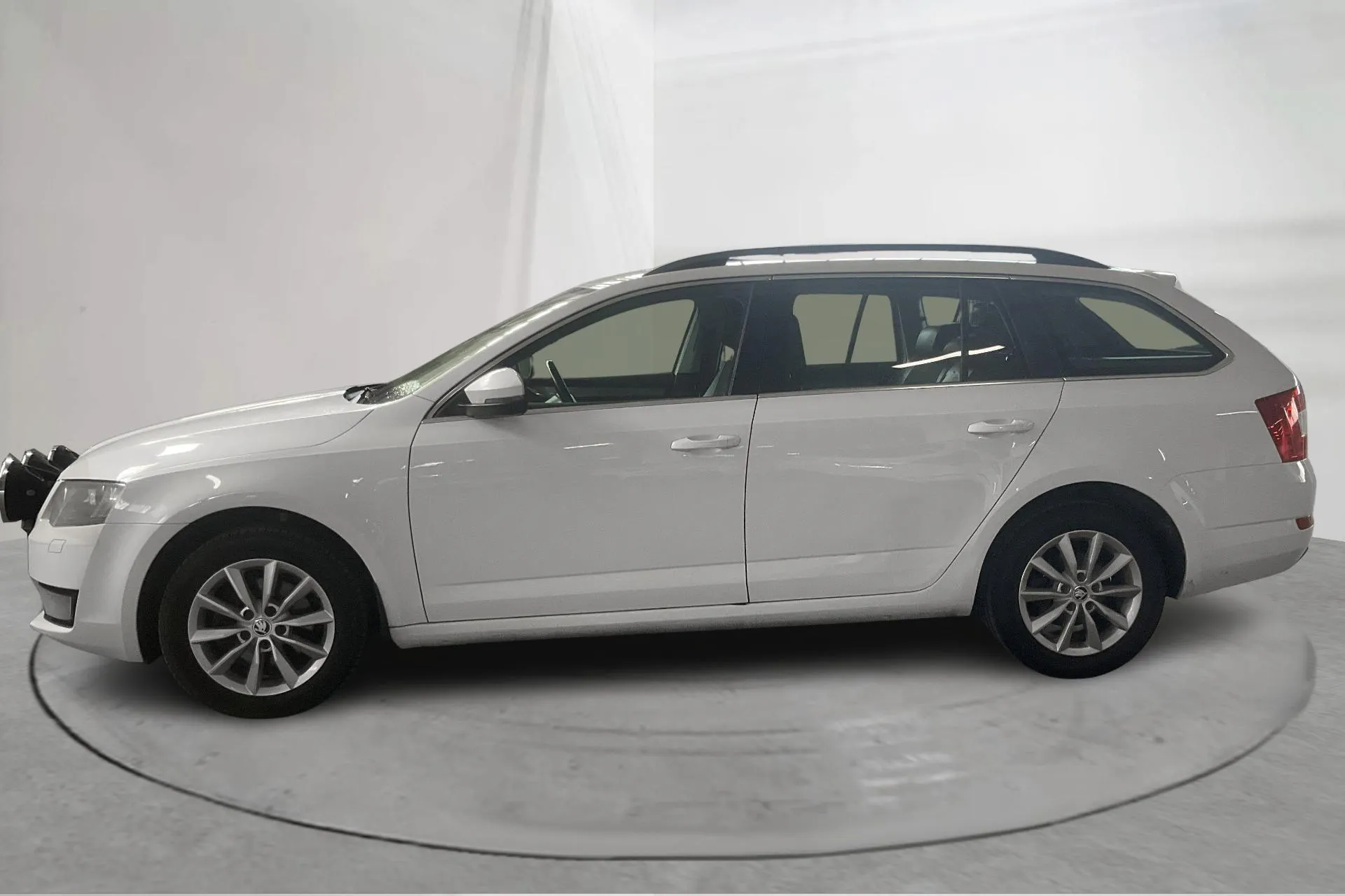 Presentation photo 2 of 16: Skoda Octavia III 1.6 TDI Combi 4X4 (110hk) - 220 280 km - Manual - white - 2016