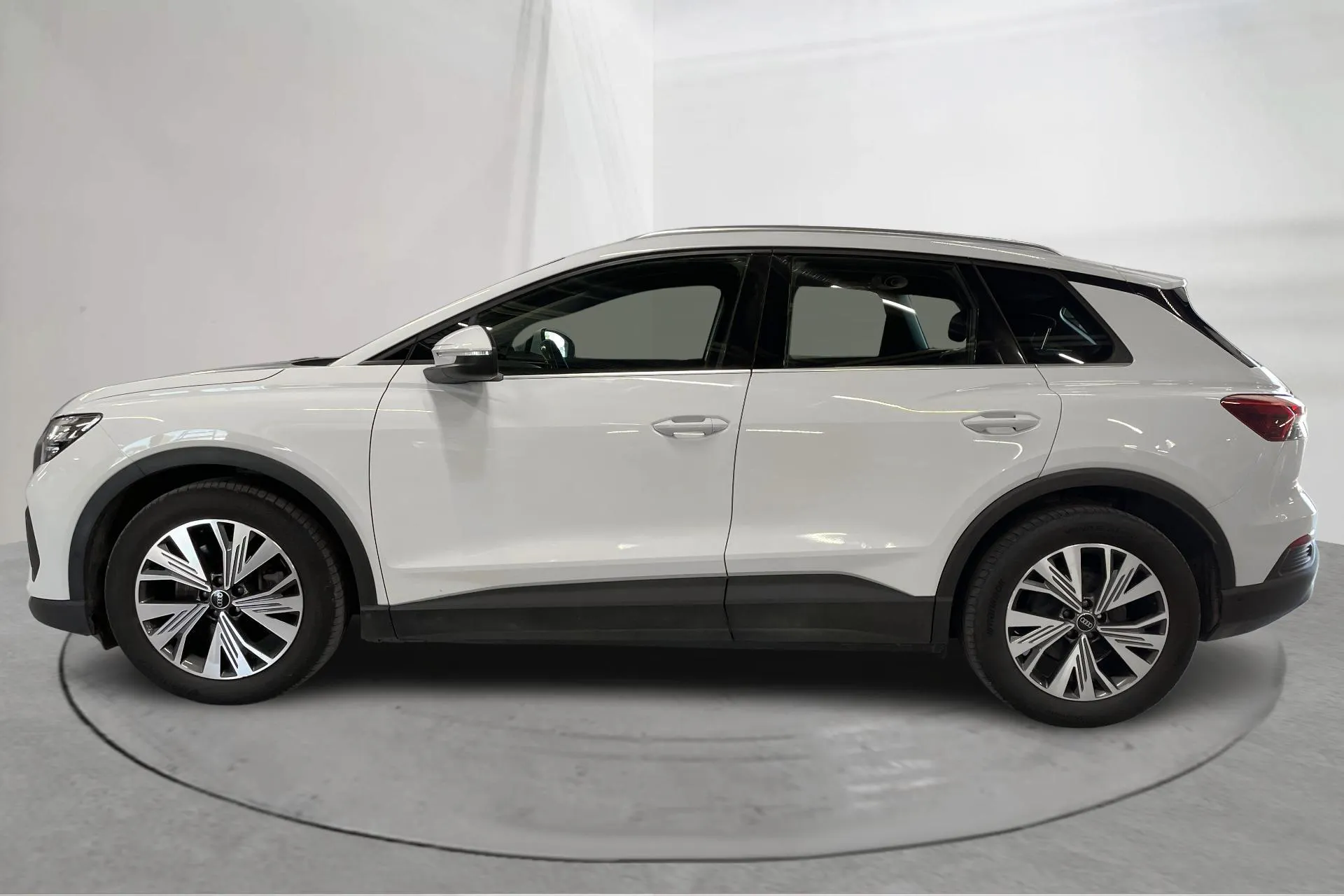 Presentationsfoto 2 av 24: Audi Q4 45 e-tron quattro 77kWh (265hk) - 12 777 mil - Automat - vit - 2023