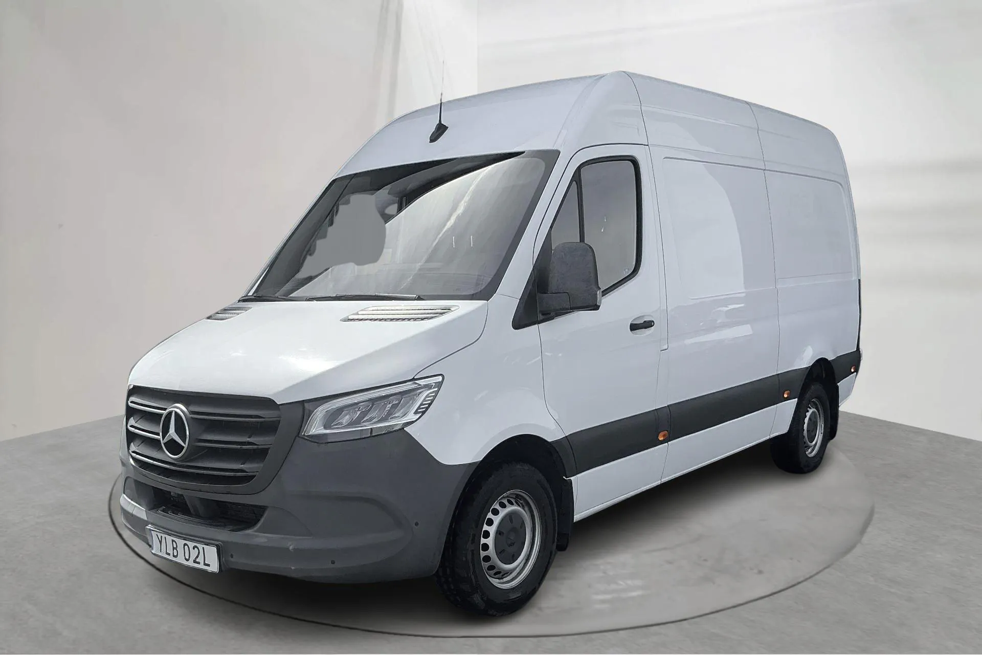 Presentationsfoto 1 av 14: Mercedes Sprinter 317 CDI Skåp RWD (170hk) - 15 659 mil - Automat - vit - 2022