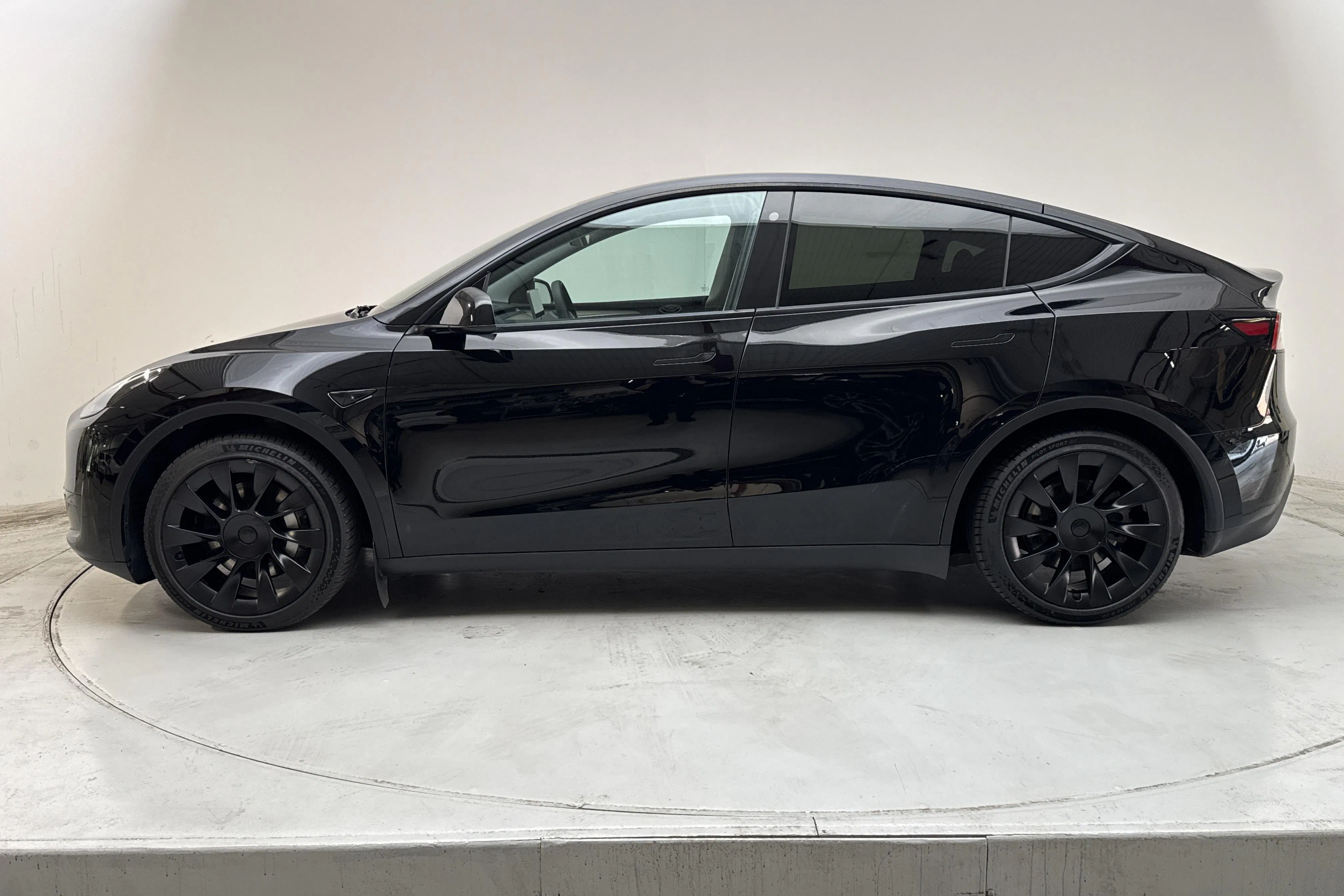 Presentationsfoto 2 av 18: Tesla Model Y RWD - 5 847 mil - Automat - svart - 2023