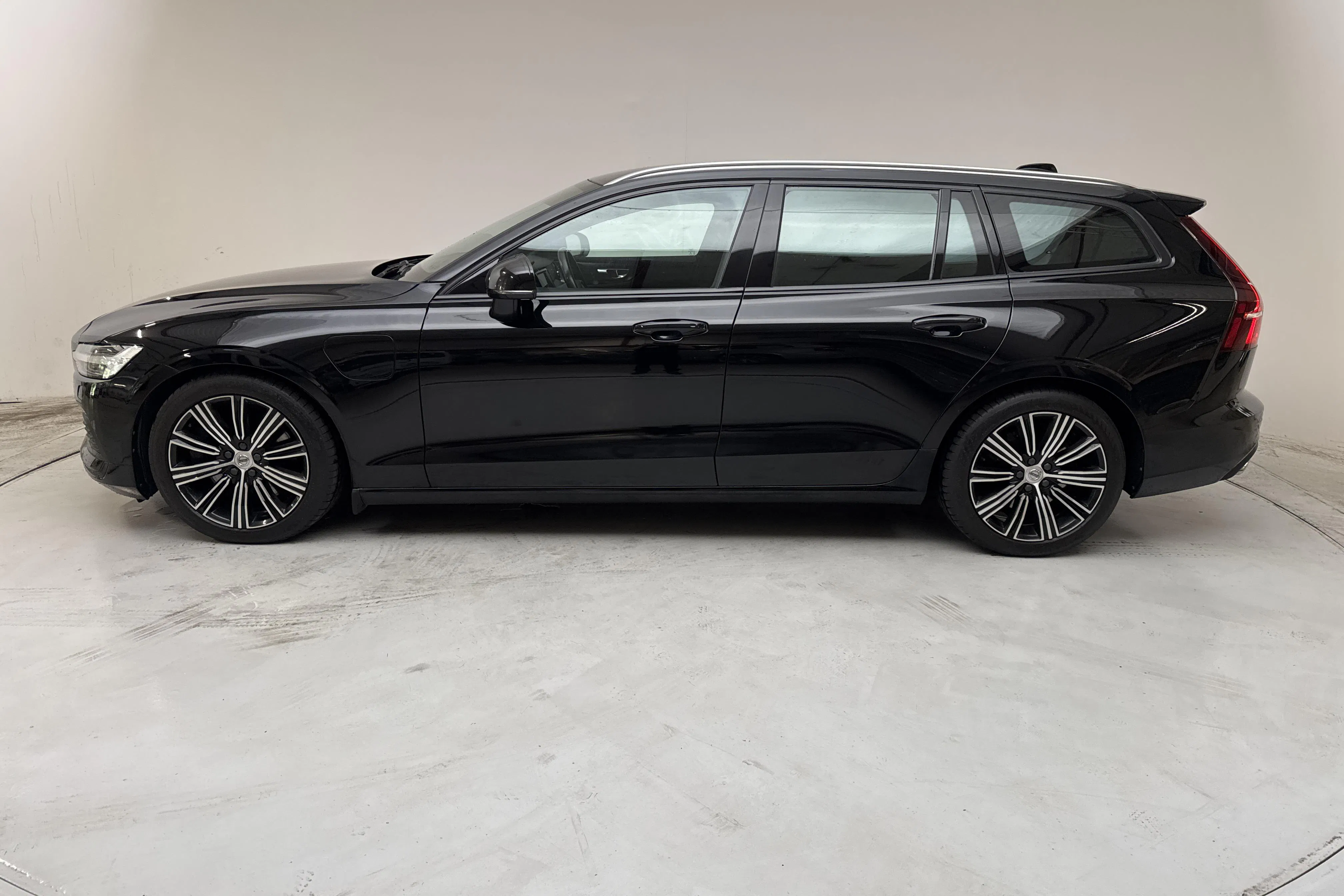 Presentation photo 2 of 18: Volvo V60 T6 AWD Twin Engine (340hk) - 192 660 km - Automatic - black - 2021
