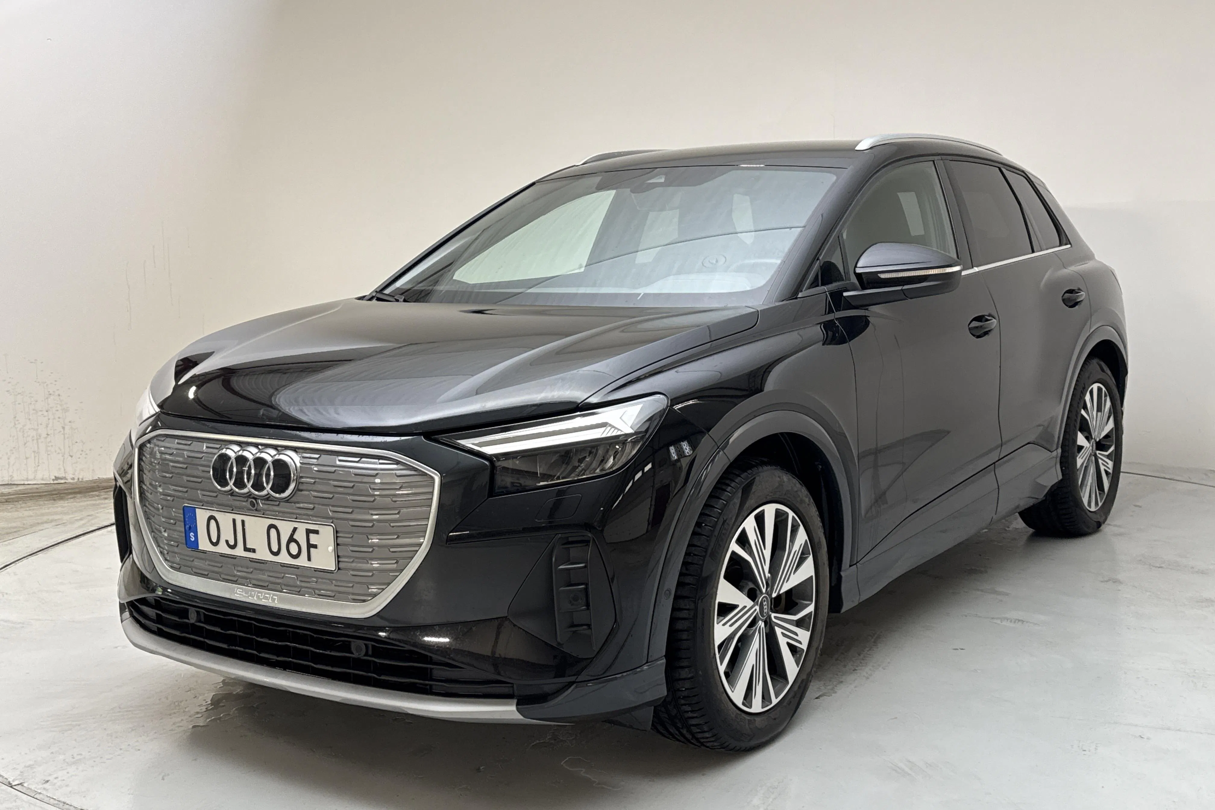 Presentation photo 1 of 17: Audi Q4 45 e-tron quattro 77kWh (265hk) - 136 330 km - Automatic - black - 2023