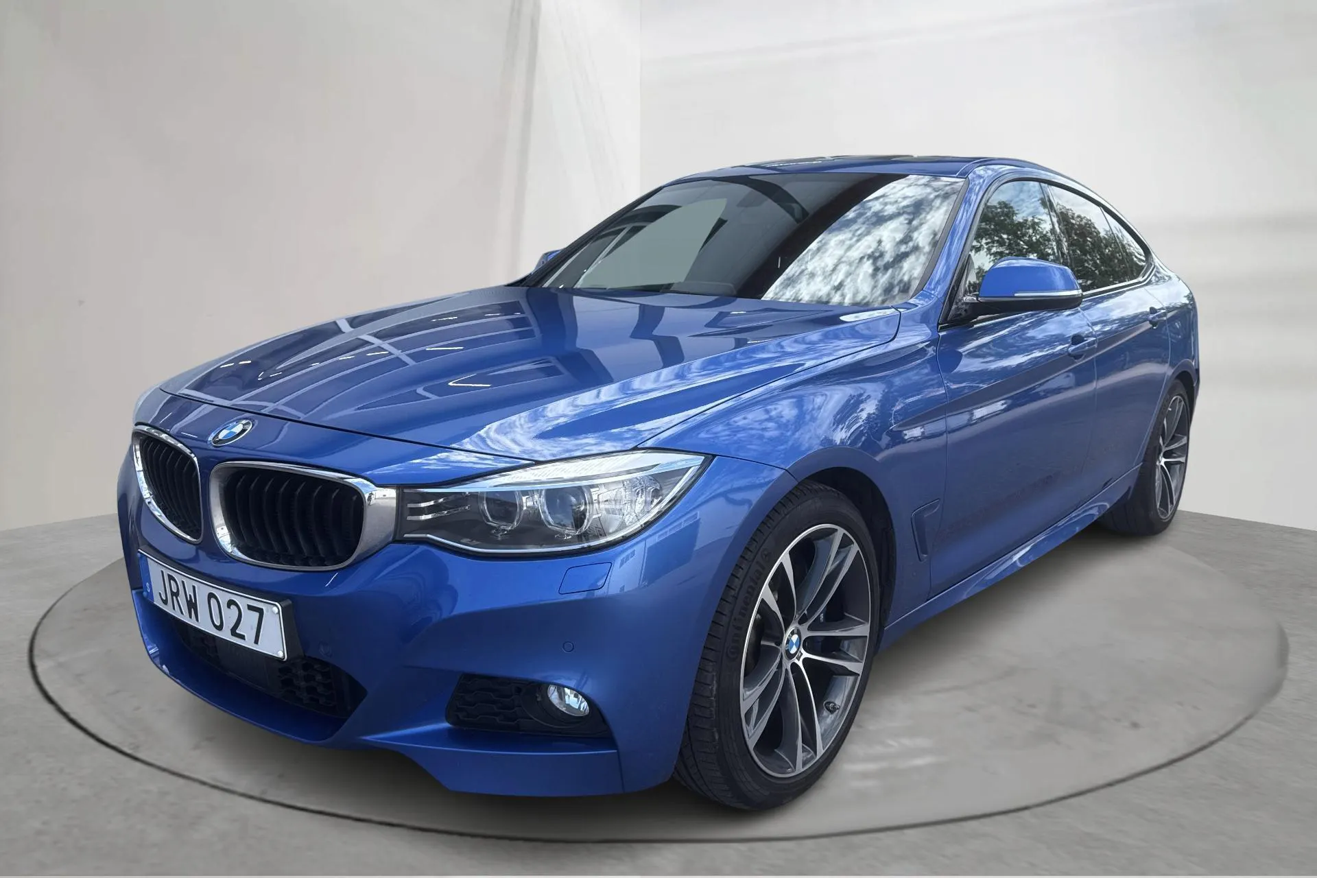 Presentationsfoto 1 av 17: BMW 335d GT xDrive, F34 (313hk) - 11 765 mil - Automat - blå - 2015