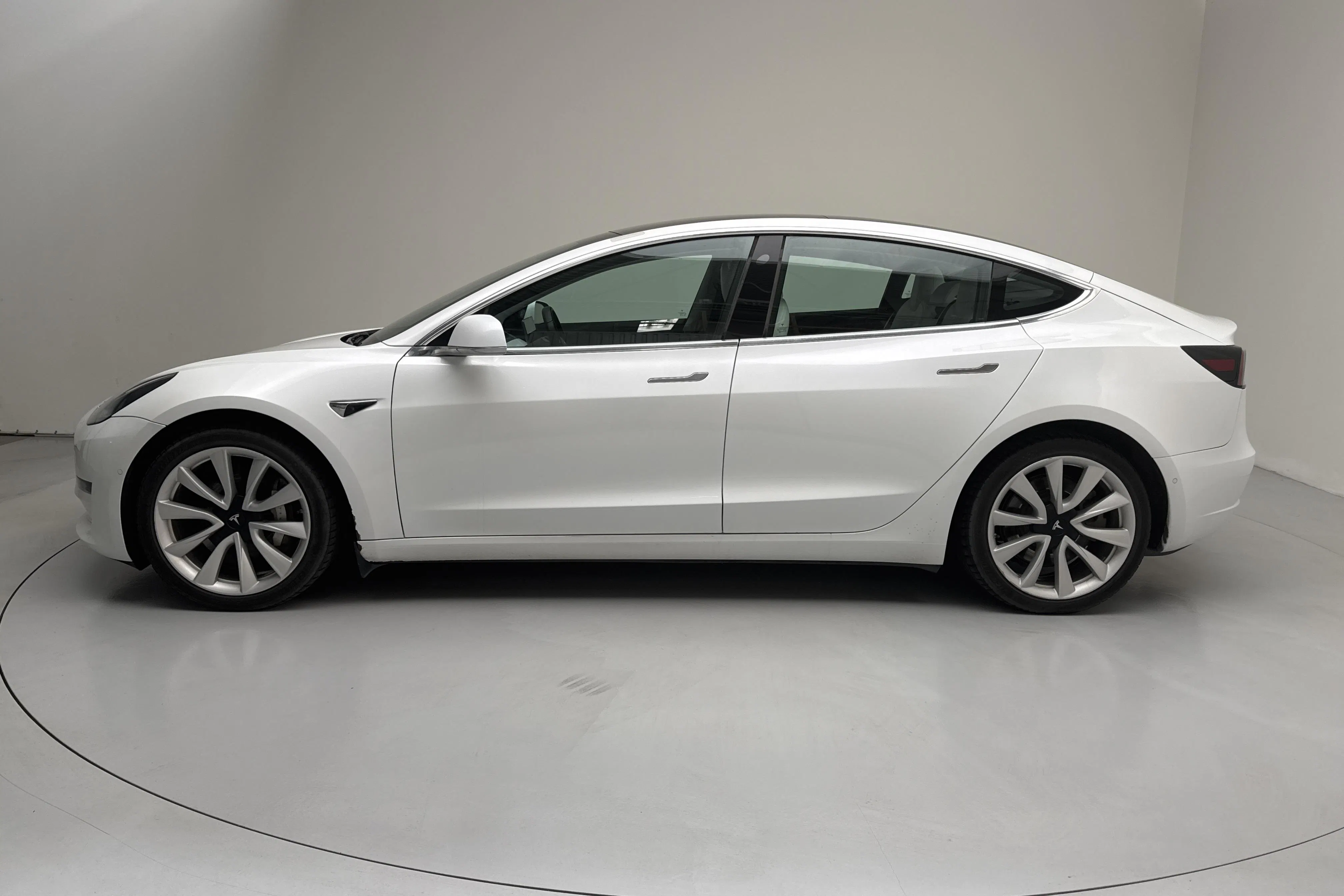 Presentation photo 2 of 18: Tesla Model 3 Long Range Dual Motor AWD - 209 670 km - Automatic - white - 2019