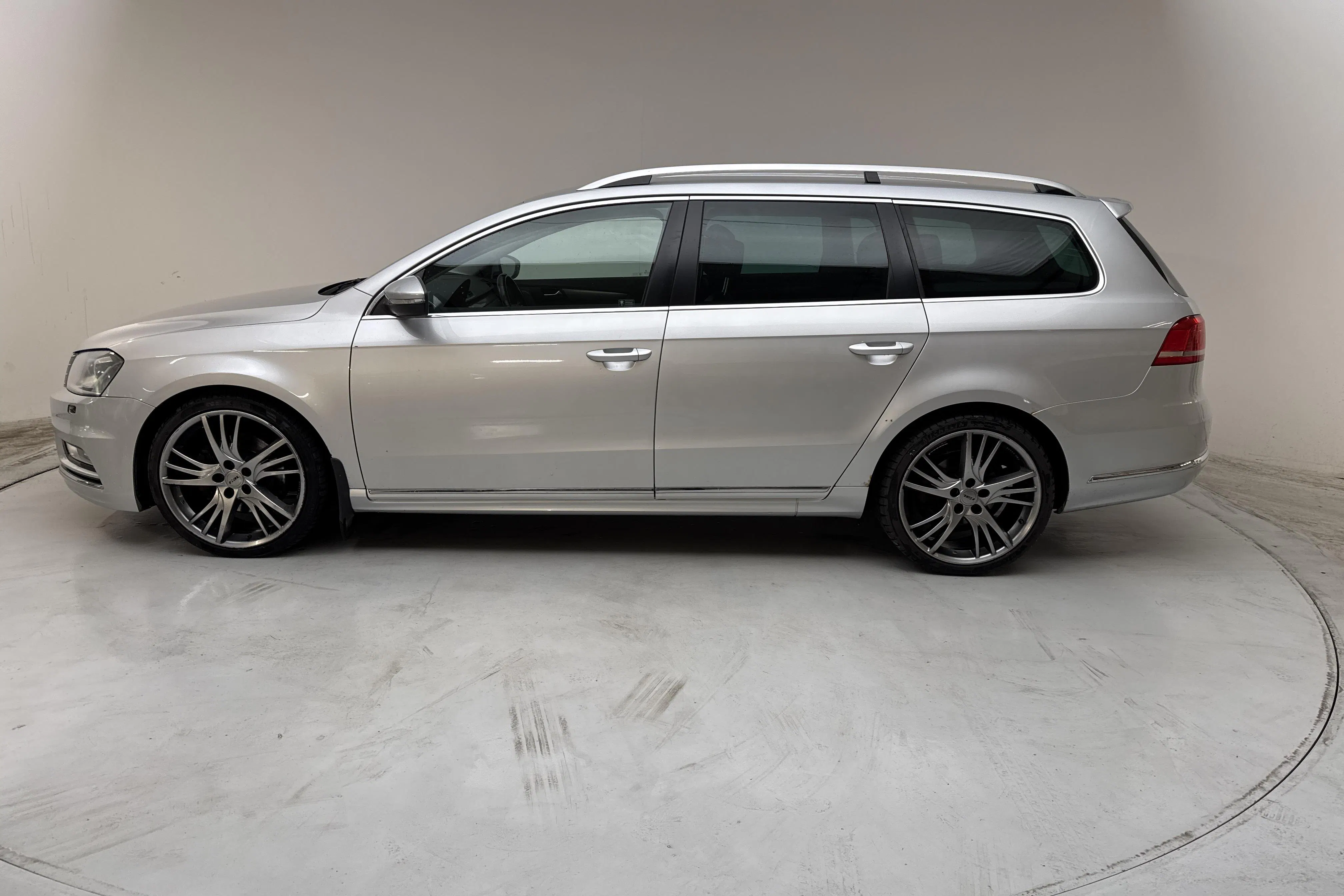 Presentationsfoto 2 av 14: VW Passat 2.0 TDI BlueMotion Technology Variant 4Motion (170hk) - 26 035 mil - Automat - silver - 2013