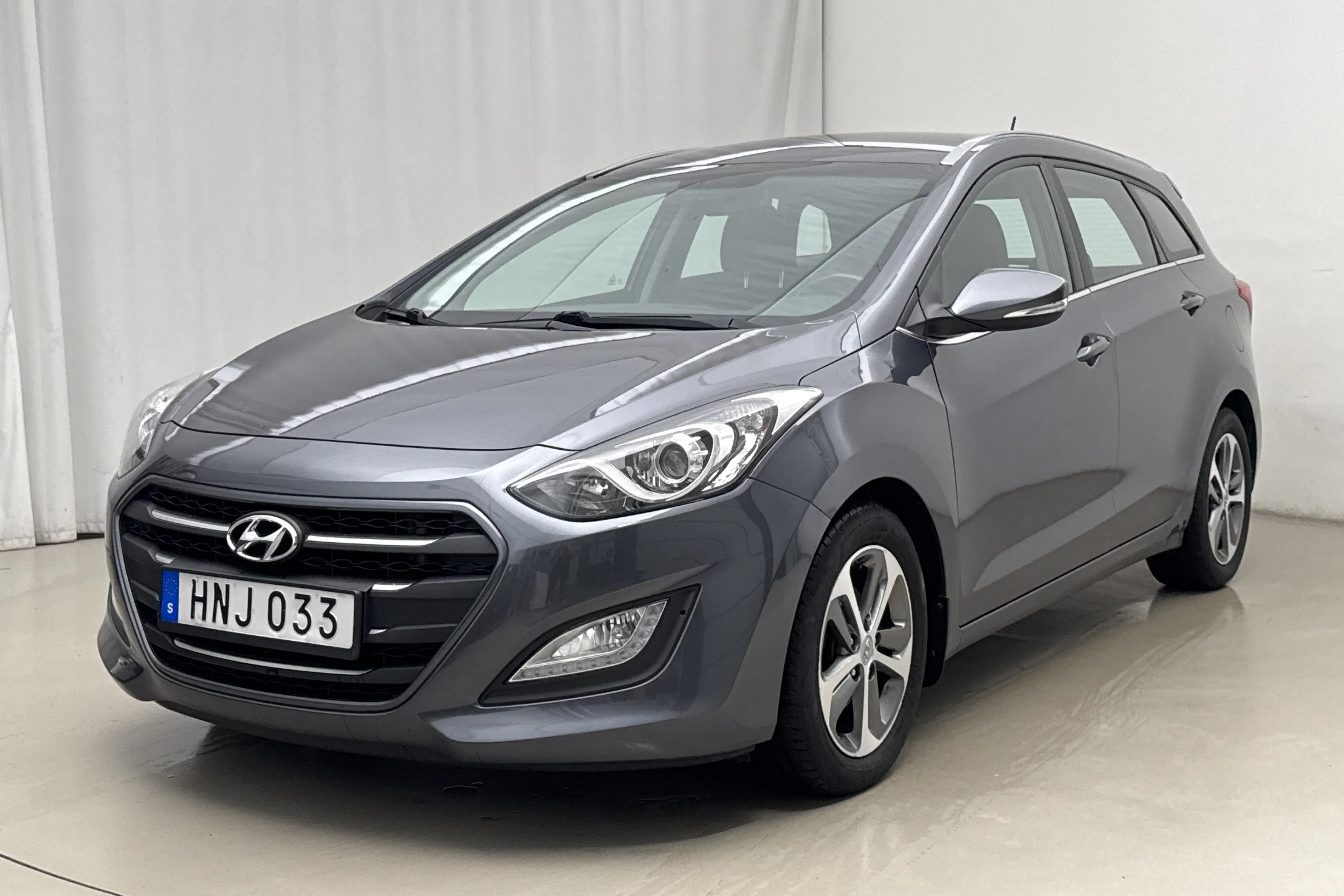 Presentationsfoto 1 av 15: Hyundai i30 1.6 D Kombi (110hk) - 11 756 mil - Manuell - Mörkgrå - 2016