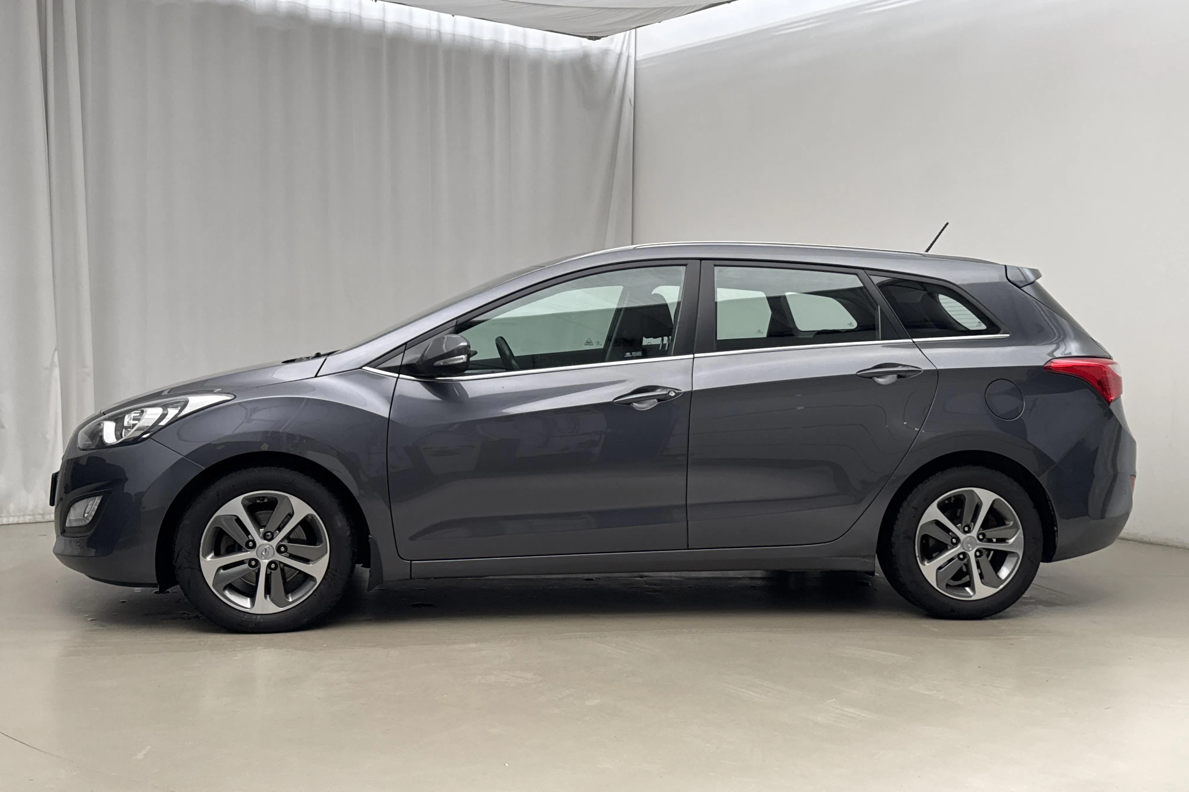Presentationsfoto 2 av 15: Hyundai i30 1.6 D Kombi (110hk) - 11 756 mil - Manuell - Mörkgrå - 2016