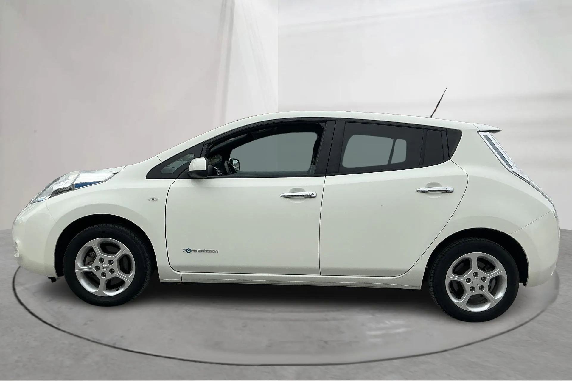 Presentation photo 2 of 17: Nissan LEAF 5dr 30kWh (109hk) - 28 670 km - Automatic - white - 2017