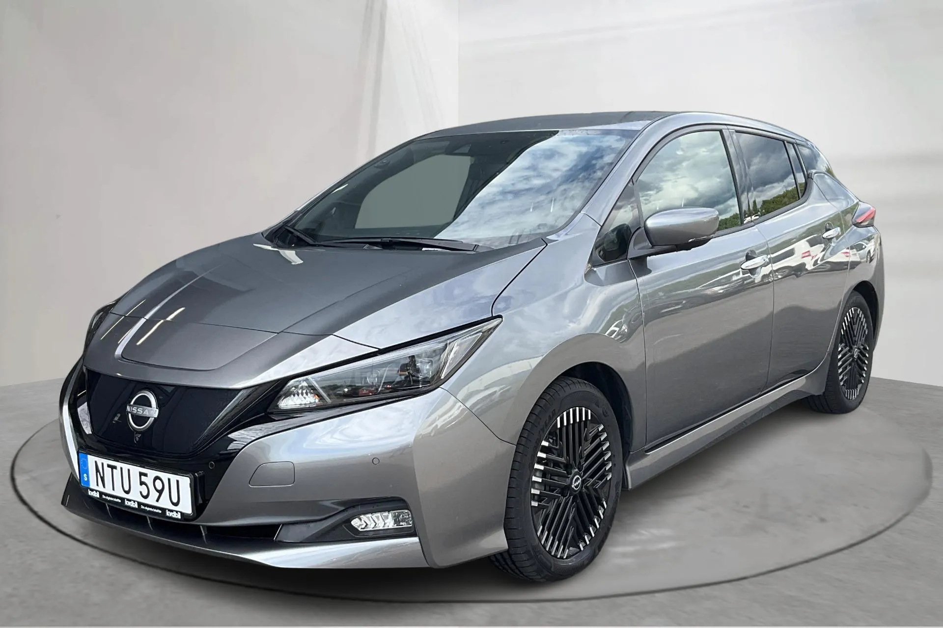 Presentation photo 1 of 18: Nissan LEAF 5dr 39kWh (150hk) - 39 190 km - Automatic - gray - 2023