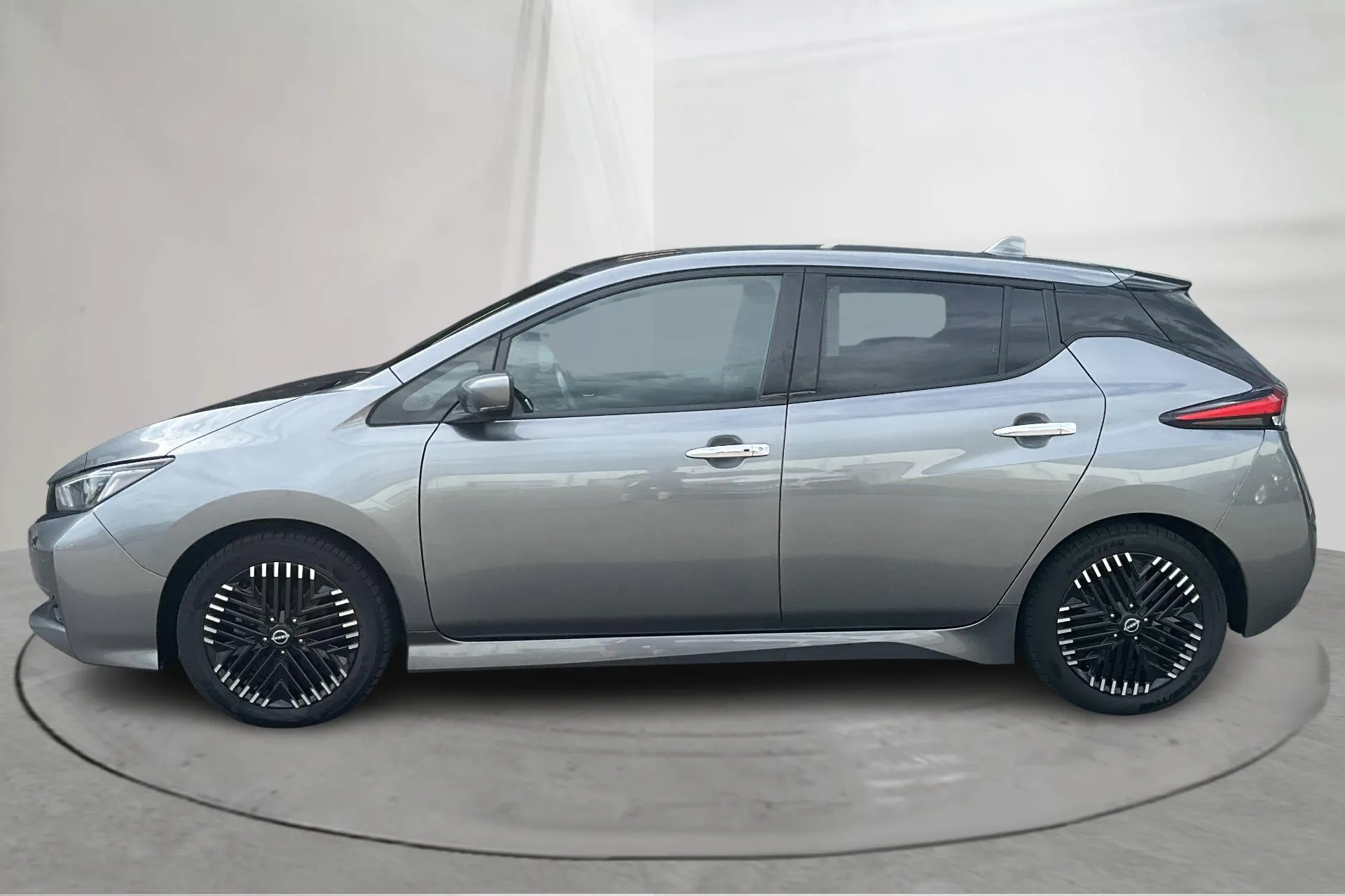 Presentation photo 2 of 18: Nissan LEAF 5dr 39kWh (150hk) - 39 190 km - Automatic - gray - 2023