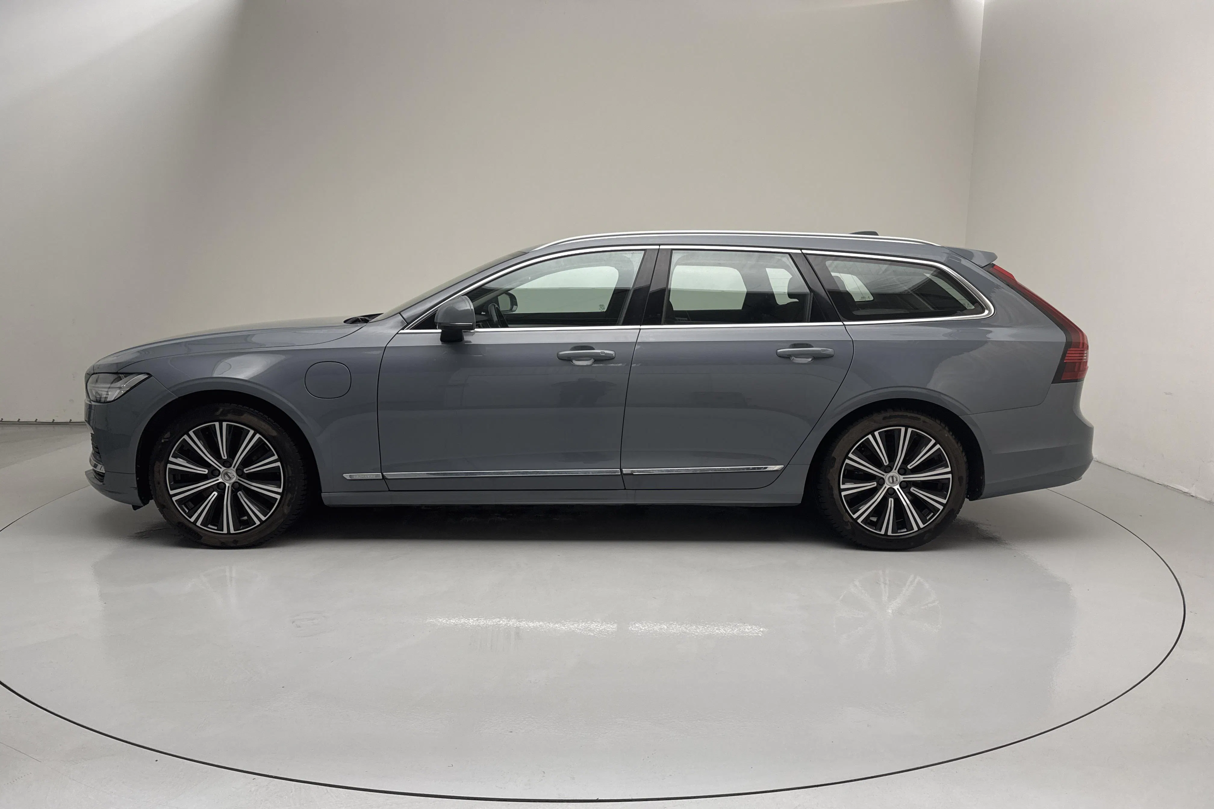 Presentation photo 2 of 18: Volvo V90 T6 AWD Twin Engine (340hk) - 162 330 km - Automatic - gray - 2022