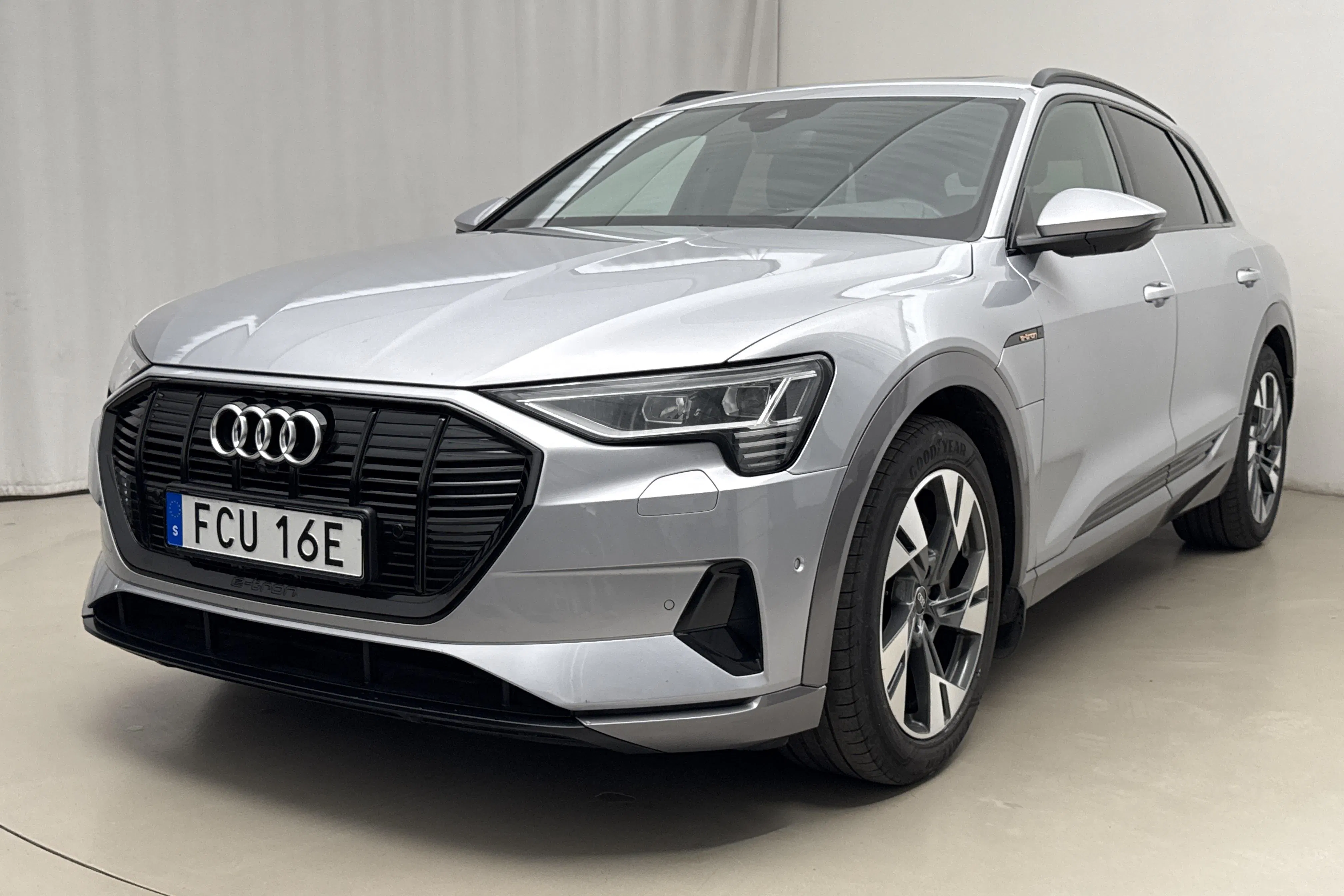 Presentationsfoto 1 av 27: Audi e-tron 55 quattro 95kWh (408hk) - 14 803 mil - Automat - silver - 2021