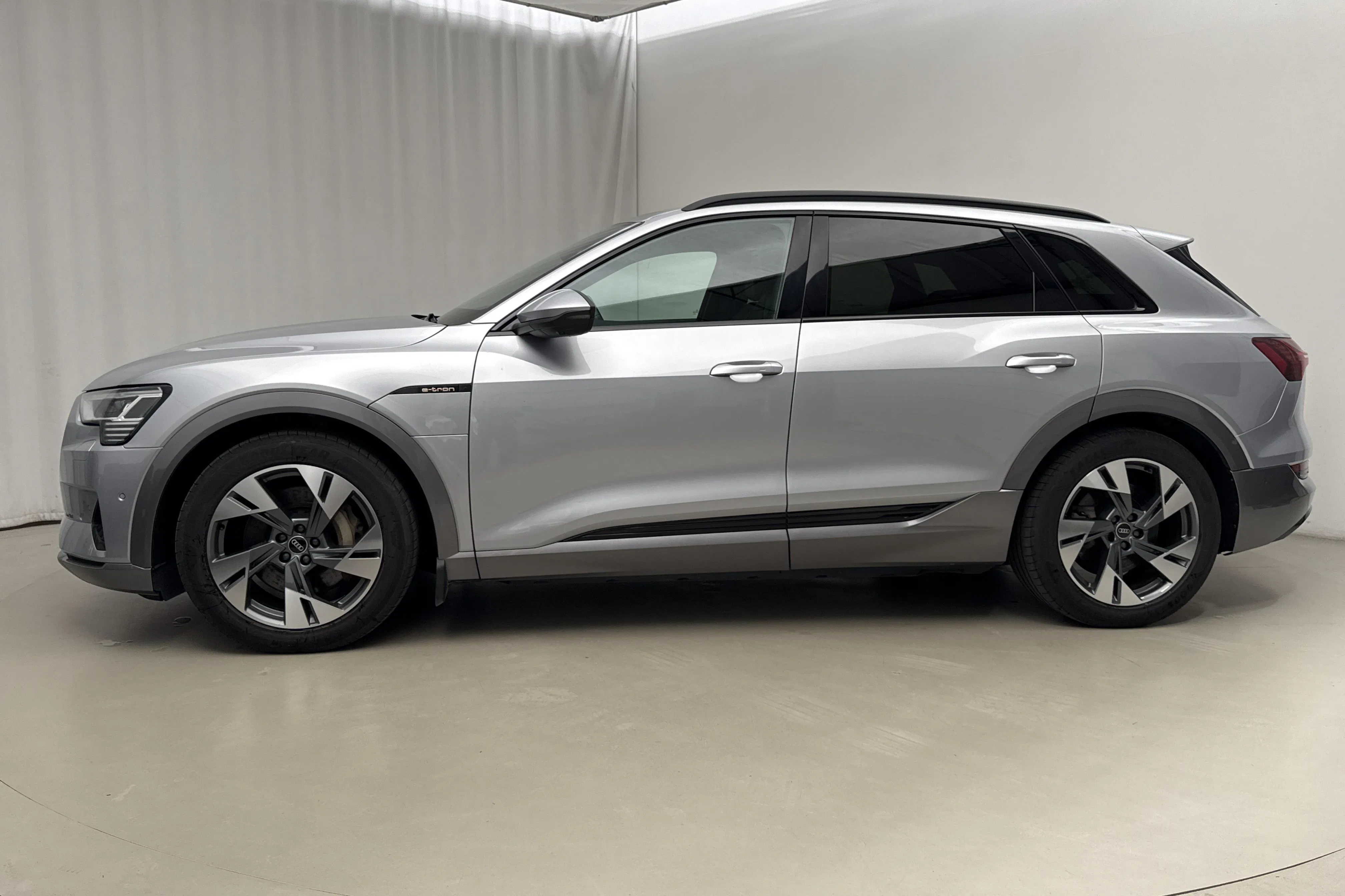 Presentationsfoto 2 av 27: Audi e-tron 55 quattro 95kWh (408hk) - 14 803 mil - Automat - silver - 2021