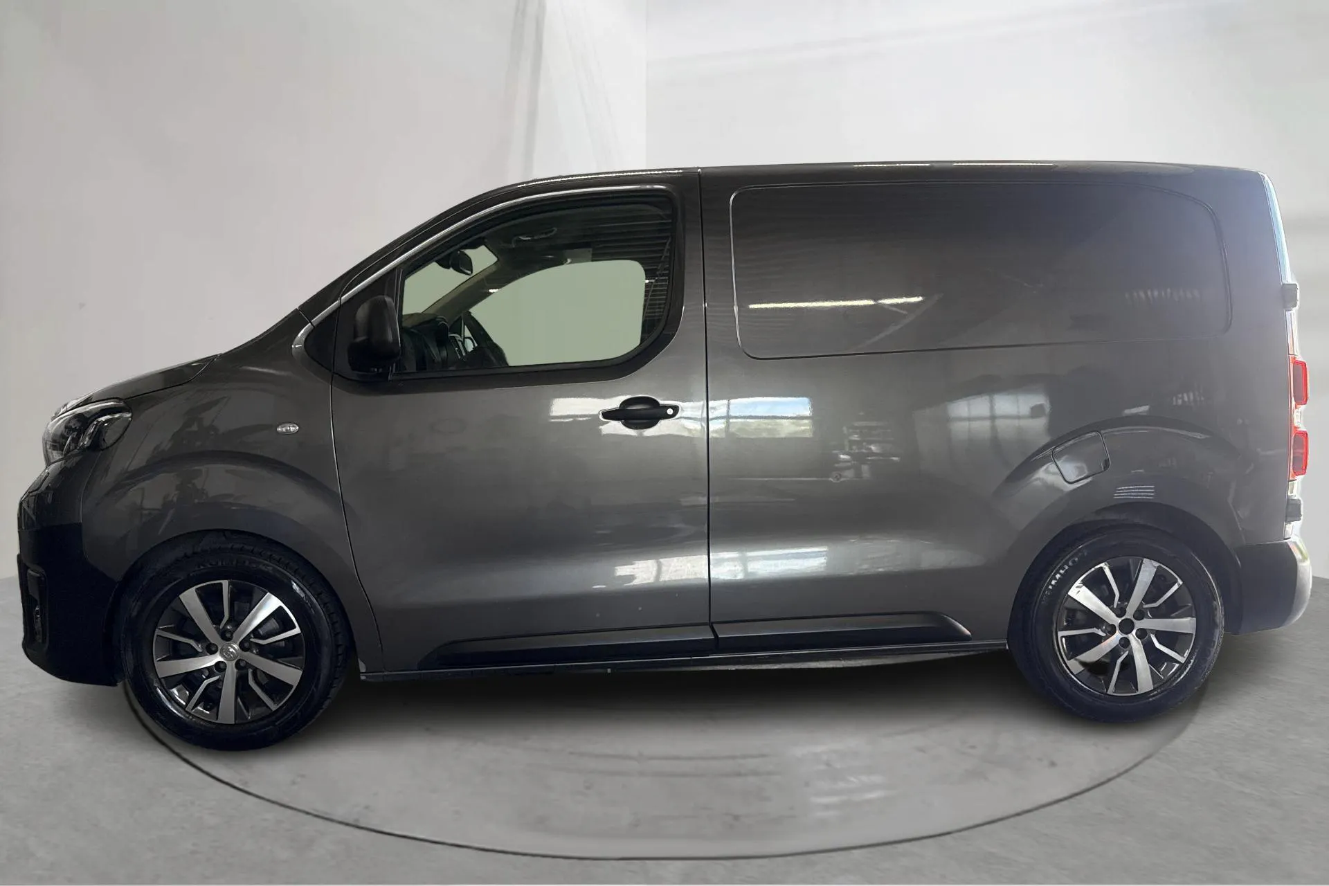 Presentationsfoto 2 av 13: Toyota PROACE 1.6 (95hk) - 13 987 mil - Manuell - Mörkgrå - 2019
