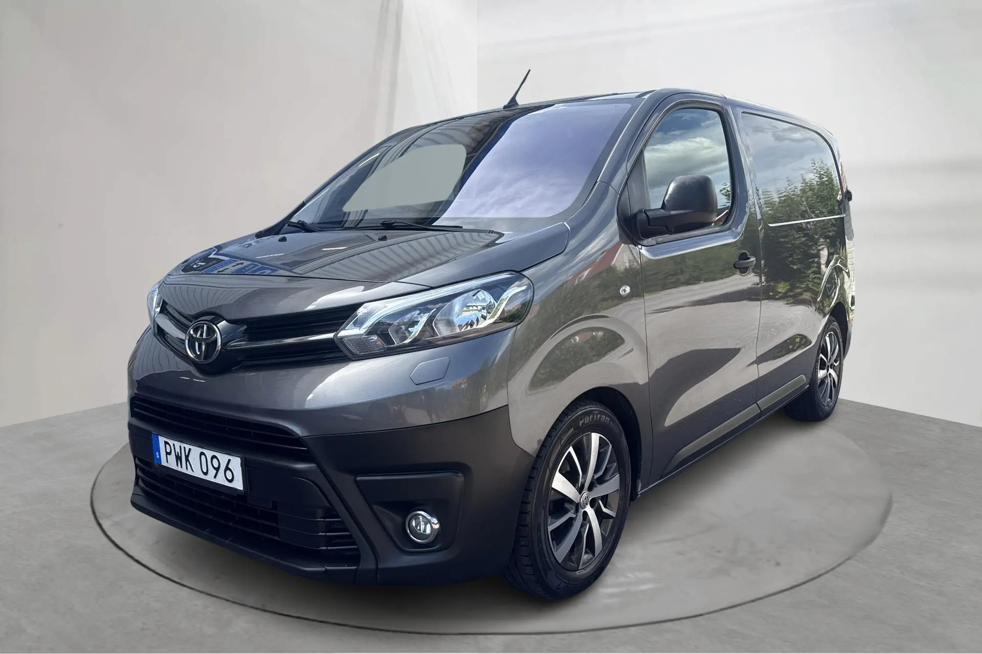 Presentationsfoto 1 av 13: Toyota PROACE 1.6 (95hk) - 13 987 mil - Manuell - Mörkgrå - 2019