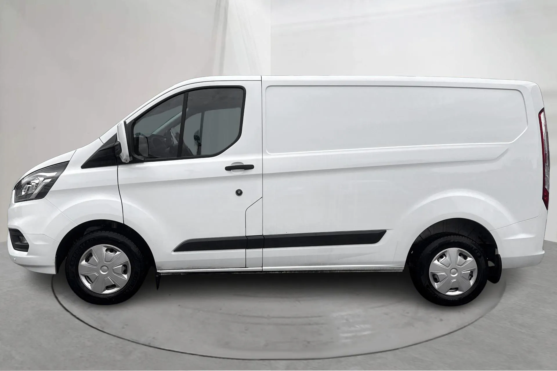 Presentationsfoto 2 av 16: Ford Transit Custom 280 MHEV (130hk) - 8 403 mil - Manuell - vit - 2023