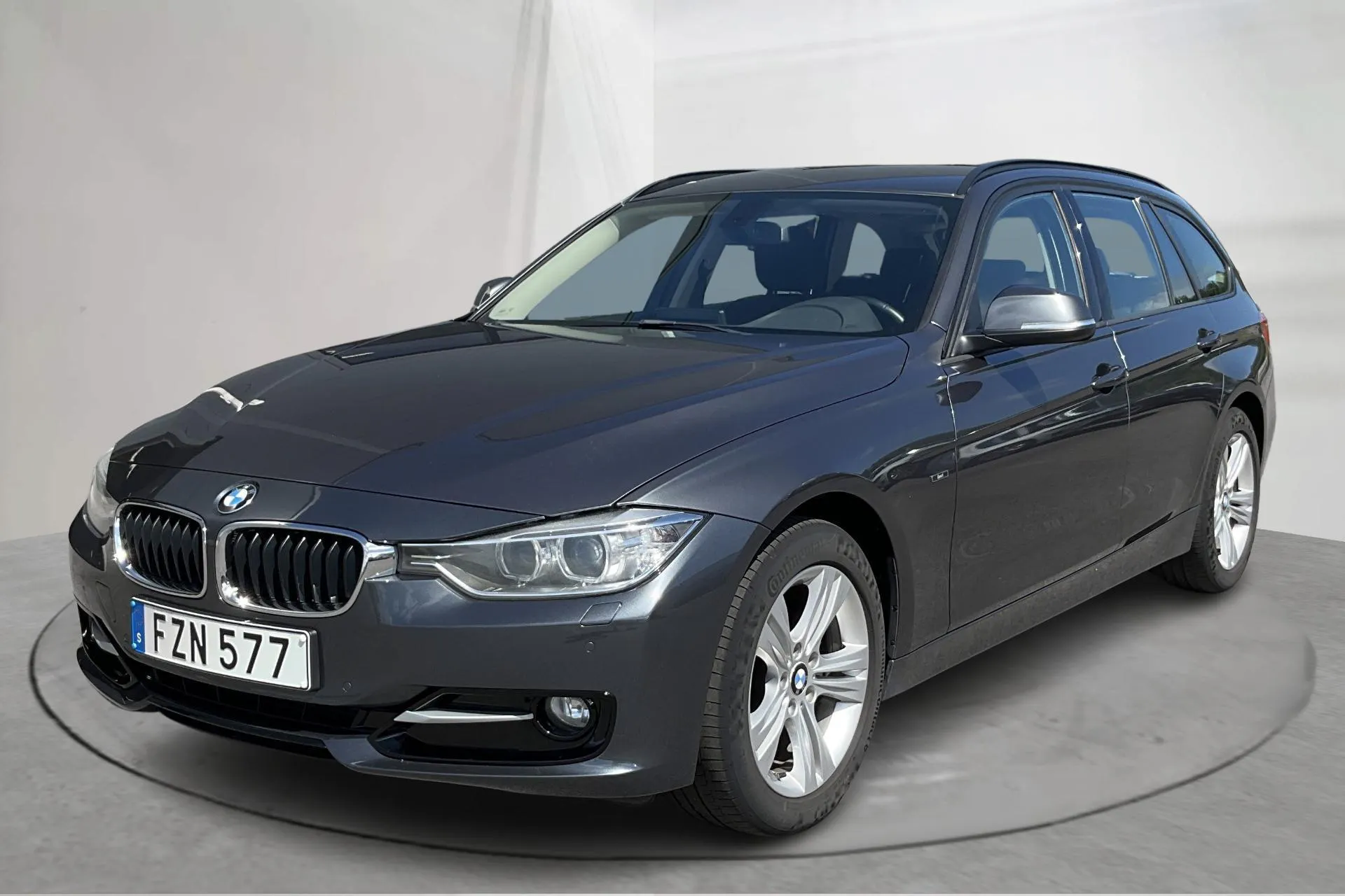 Presentationsfoto 1 av 16: BMW 320d xDrive Touring, F31 (184hk) - 20 118 mil - Manuell - grå - 2015