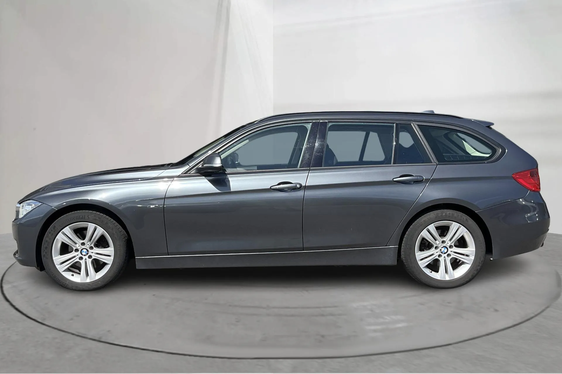 Presentationsfoto 2 av 16: BMW 320d xDrive Touring, F31 (184hk) - 20 118 mil - Manuell - grå - 2015