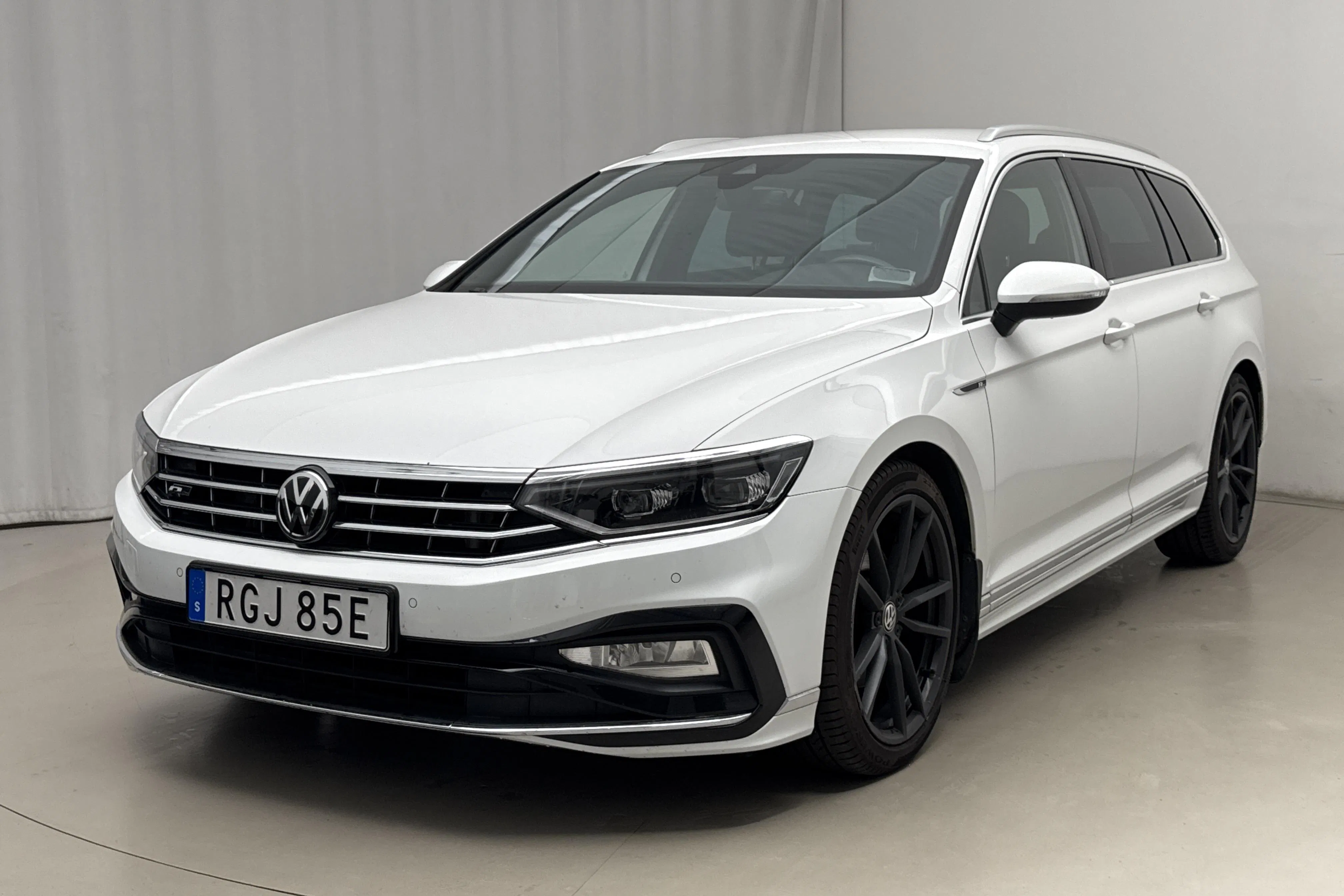 Presentationsfoto 1 av 22: VW Passat 2.0 TDI Sportscombi 4MOTION (190hk) - 9 710 mil - Automat - vit - 2020