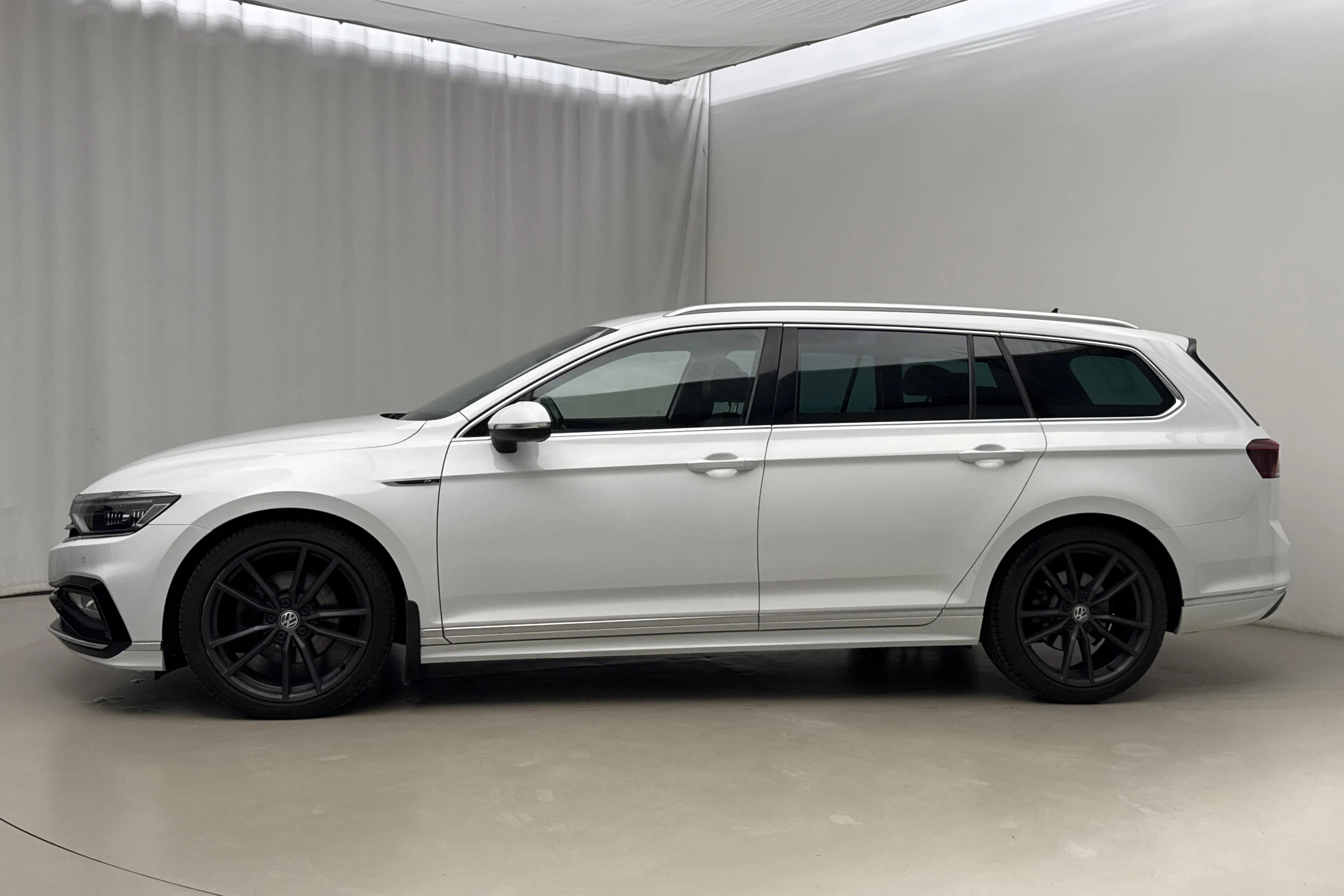 Presentationsfoto 2 av 22: VW Passat 2.0 TDI Sportscombi 4MOTION (190hk) - 9 710 mil - Automat - vit - 2020