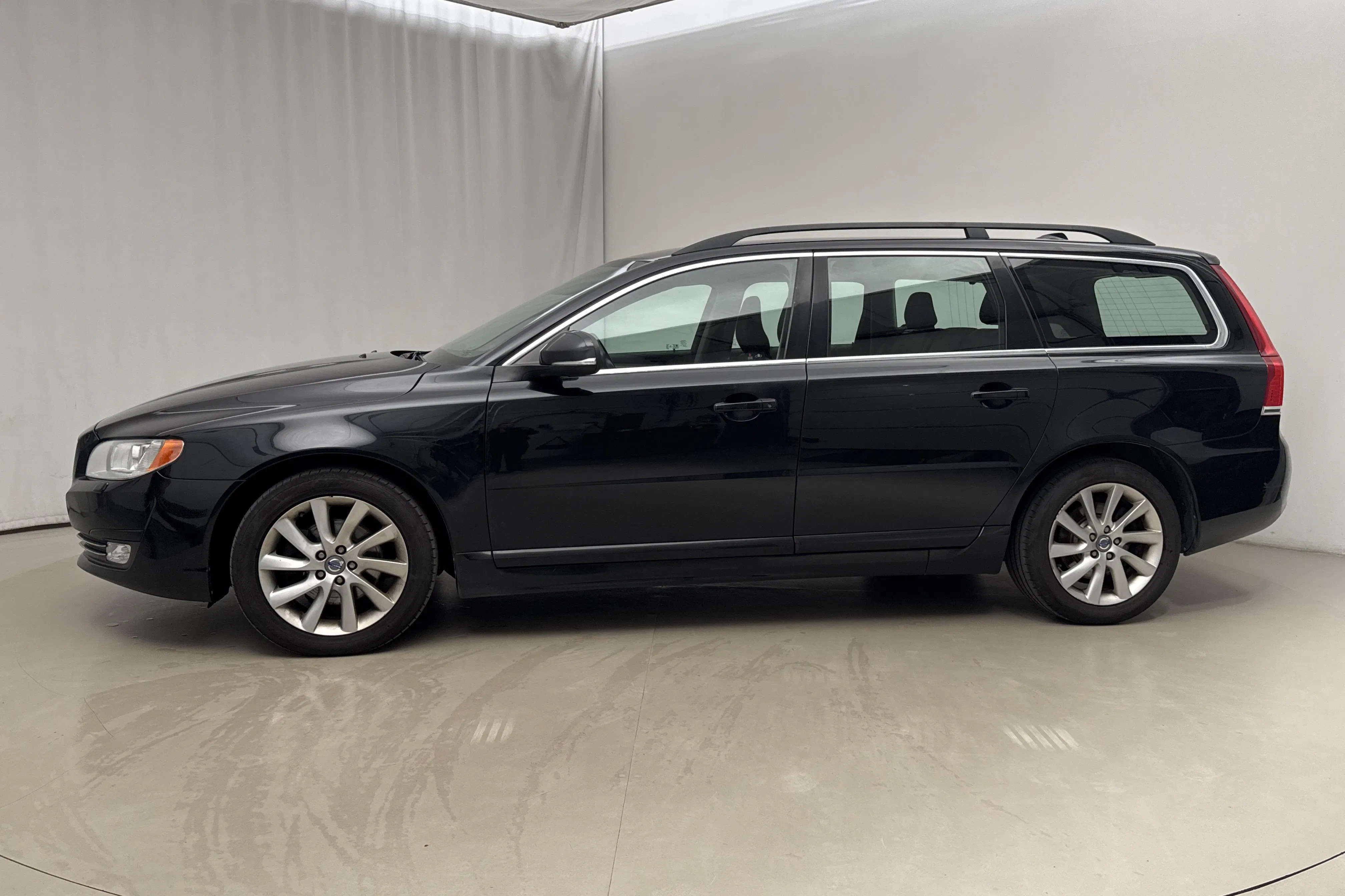 Presentationsfoto 2 av 16: Volvo V70 II D4 (181hk) - 25 578 mil - Manuell - svart - 2014