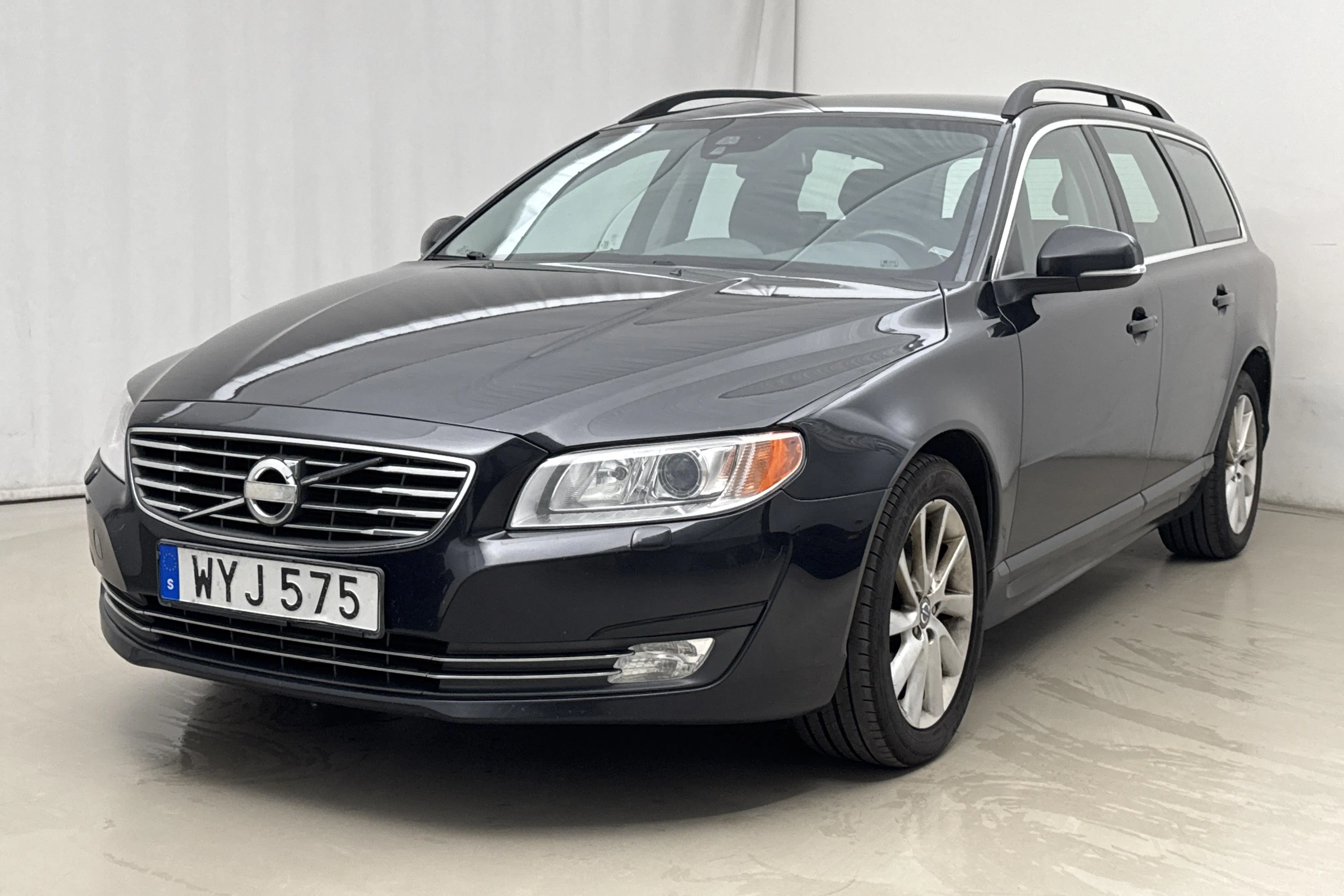Presentationsfoto 1 av 16: Volvo V70 II D4 (181hk) - 25 578 mil - Manuell - svart - 2014