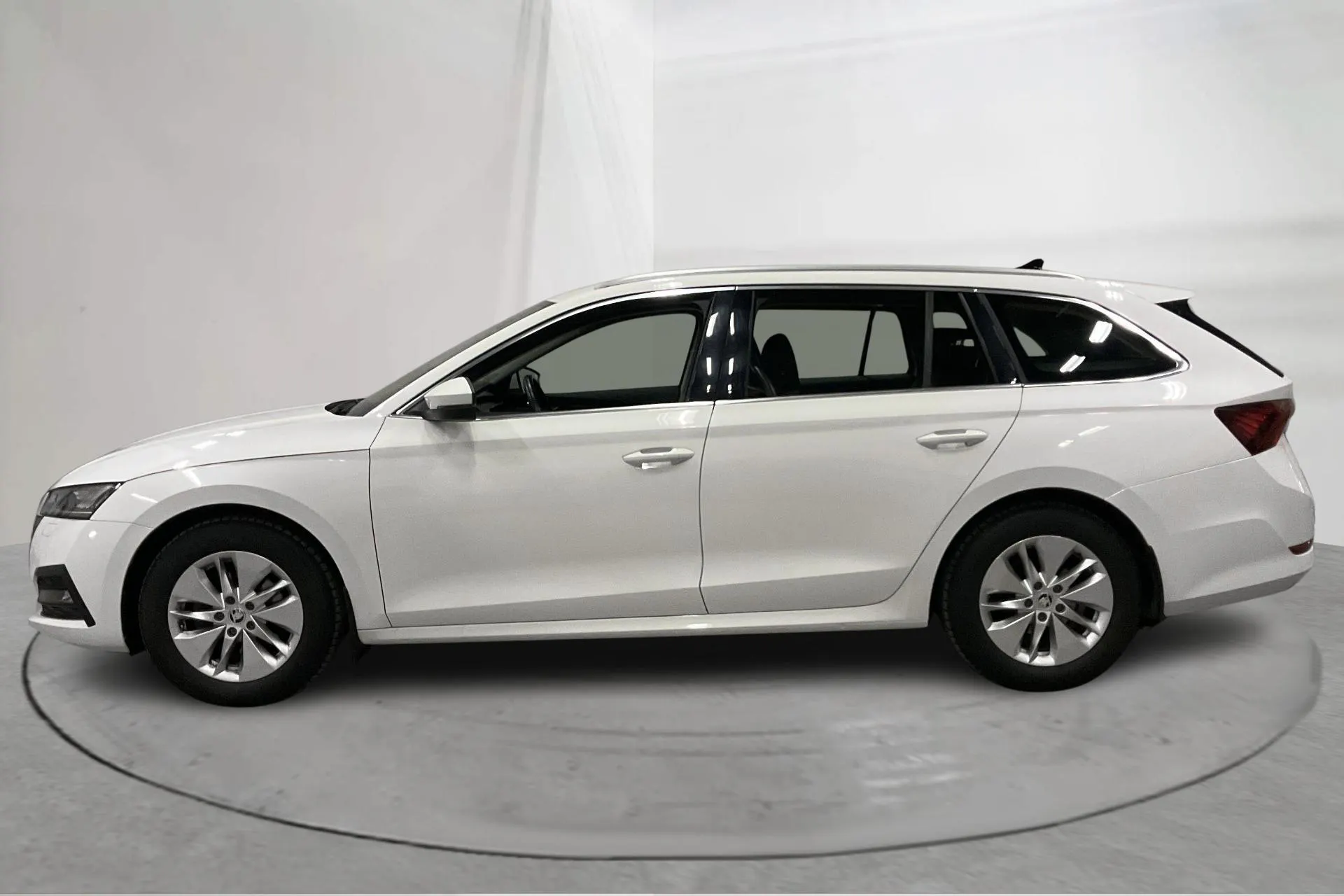 Presentationsfoto 2 av 17: Skoda Octavia G-TEC 1.5 TSI Combi (130hk) - 6 298 mil - Automat - vit - 2021