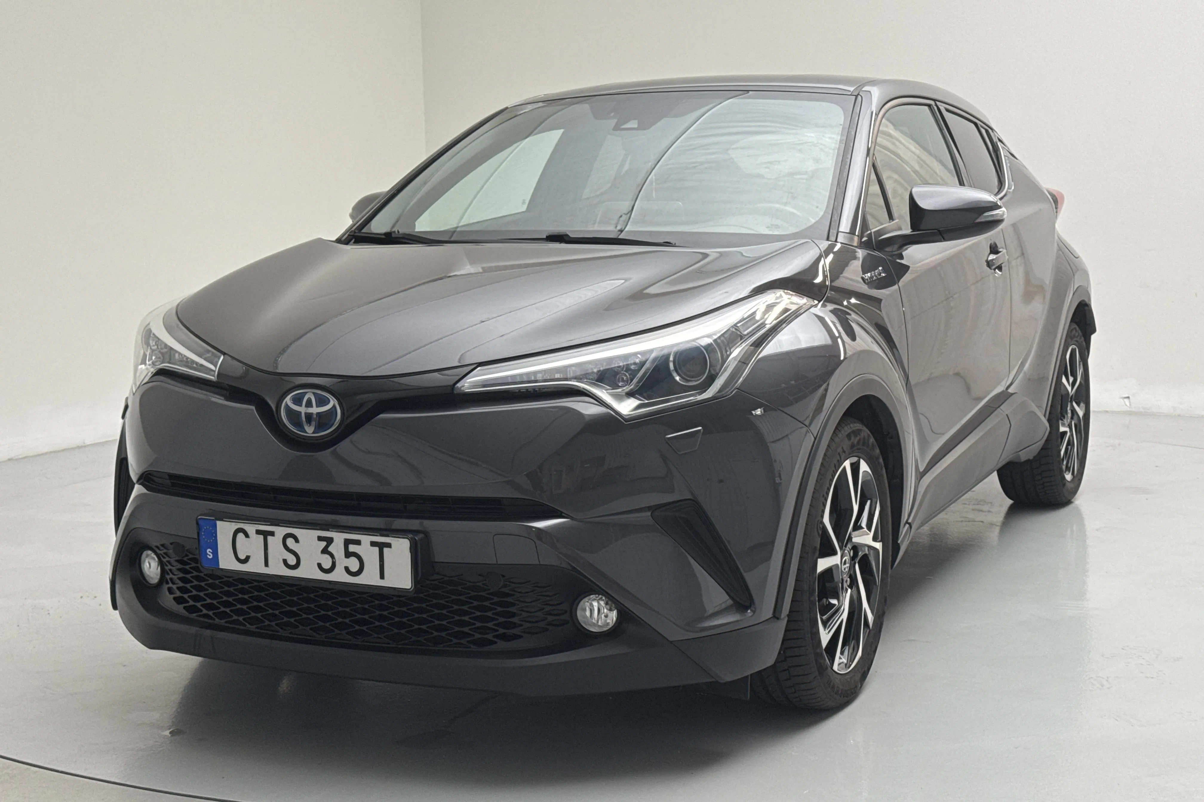 Presentation photo 1 of 13: Toyota C-HR 1.8 HSD (122hk) - 88 870 km - Automatic - dark grey - 2019