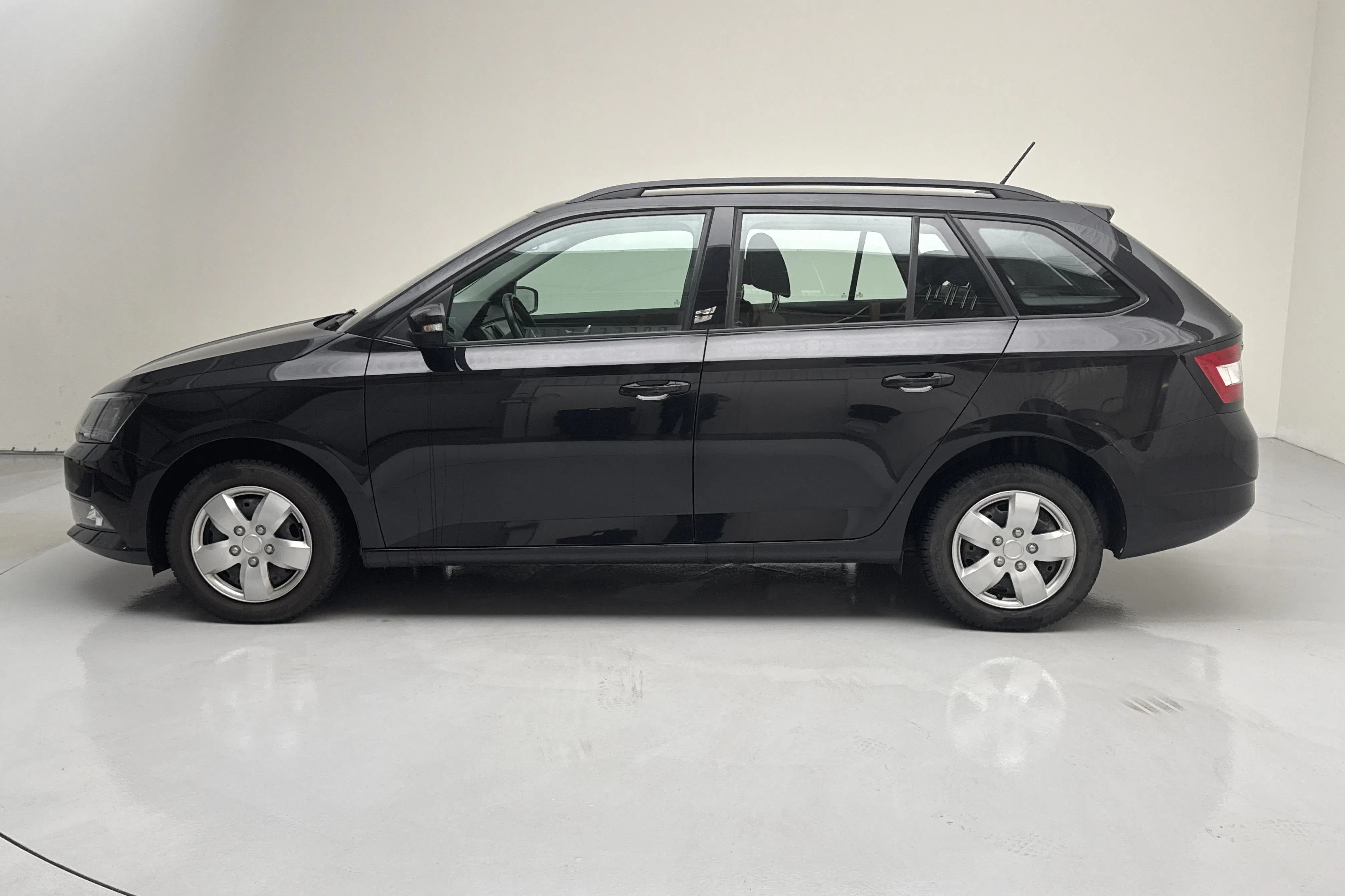 Presentationsfoto 2 av 13: Skoda Fabia 1.0 TSI Kombi (95hk) - 6 053 mil - Manuell - svart - 2018