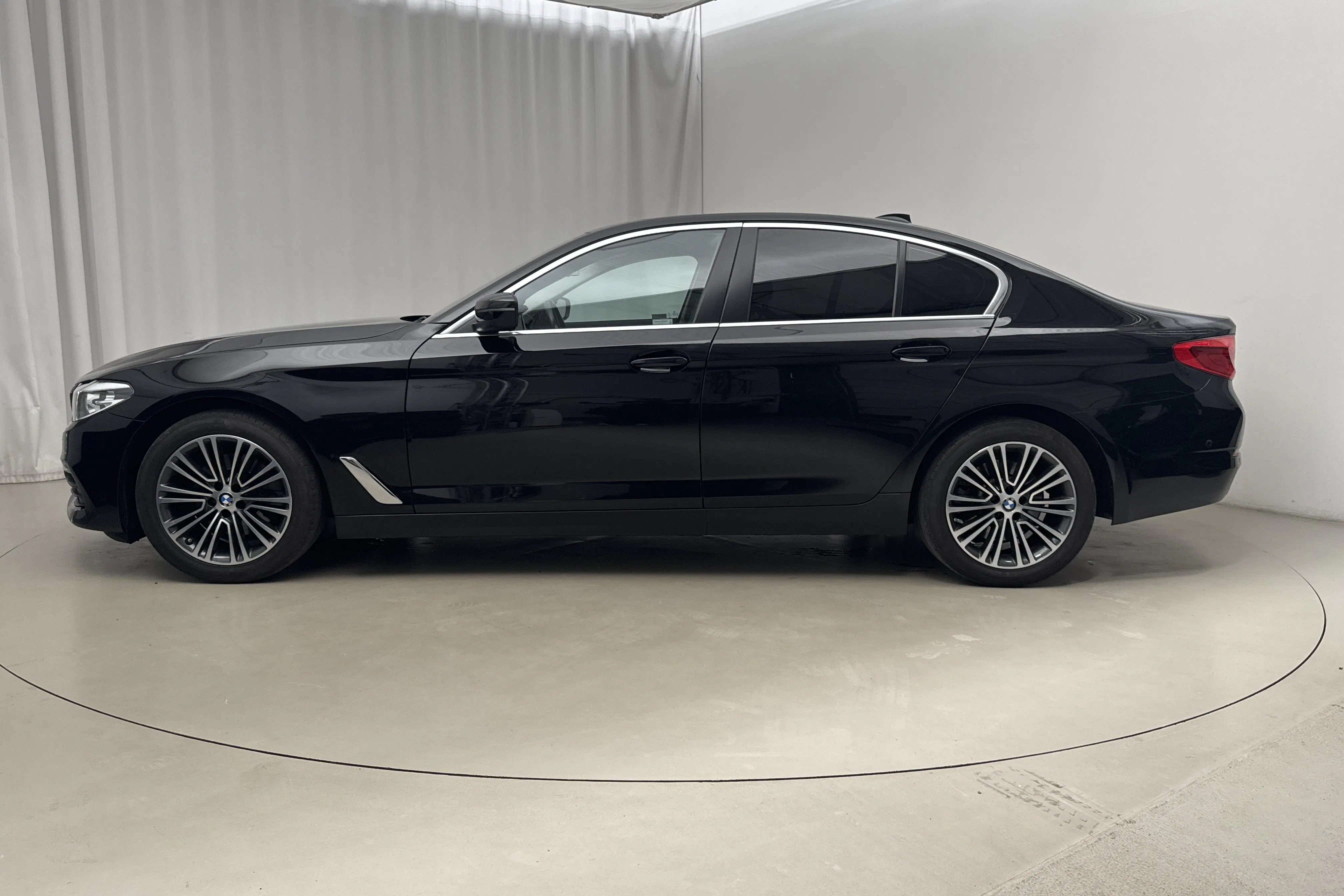 Presentation photo 2 of 13: BMW 520d Sedan, G30 (190hk) - 101 960 km - Automatic - black - 2017