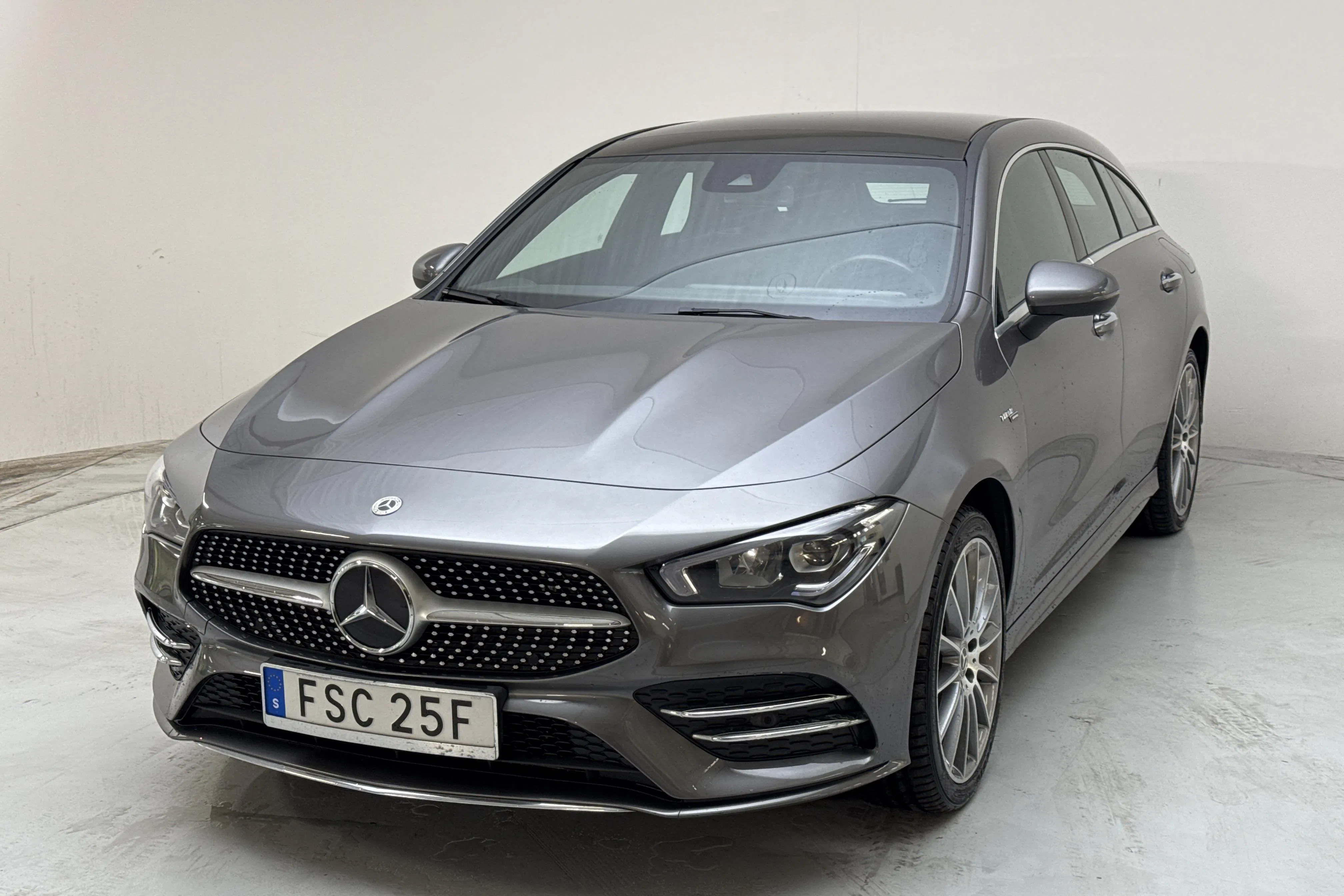 Presentation photo 1 of 16: Mercedes CLA 250 e Shooting Brake X118 (218hk) - 61 630 km - Automatic - dark grey - 2023