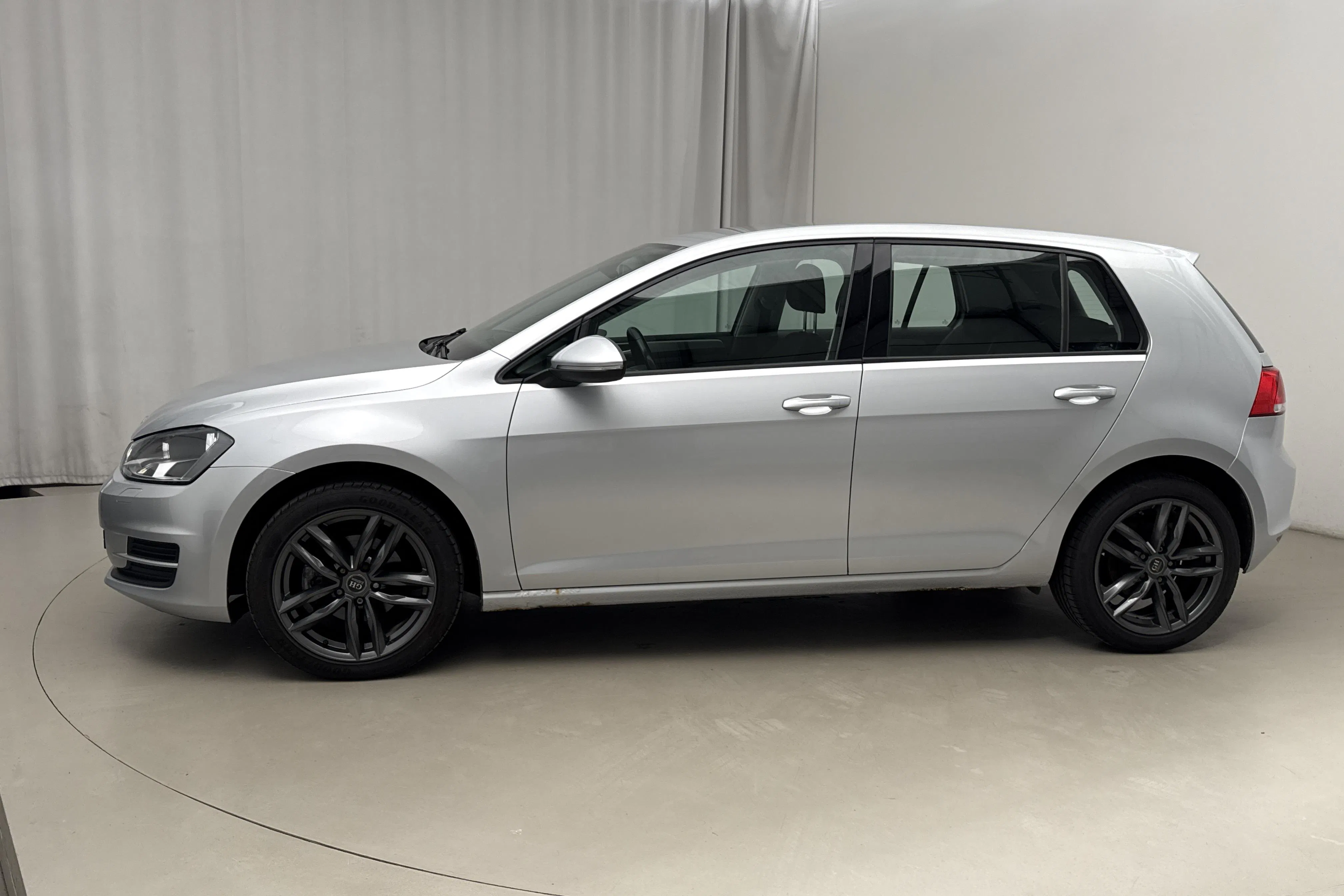 Presentationsfoto 2 av 12: VW Golf VII 1.6 TDI BlueMotion Technology 5dr (105hk) - 21 843 mil - Automat - silver - 2015
