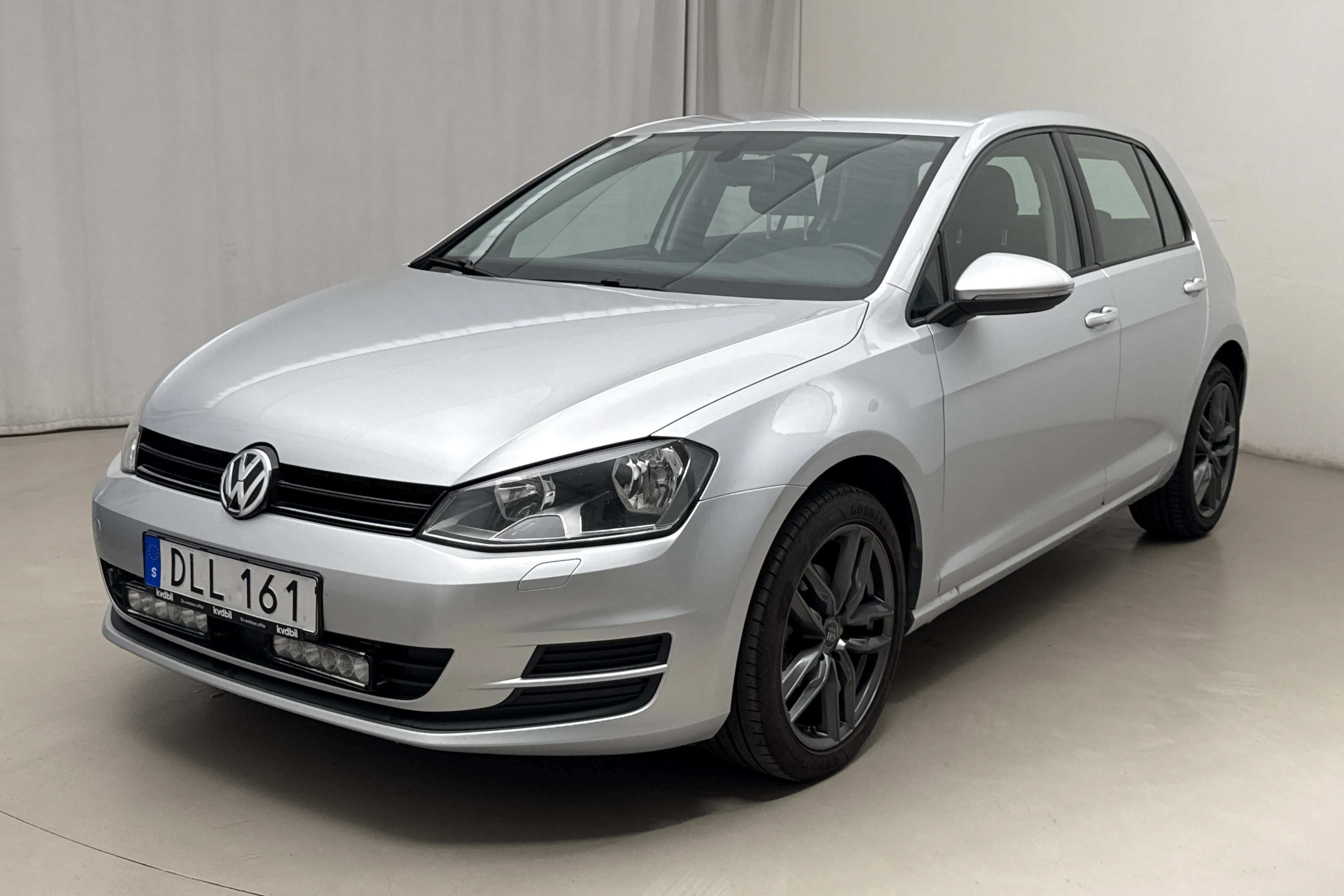 Presentationsfoto 1 av 12: VW Golf VII 1.6 TDI BlueMotion Technology 5dr (105hk) - 21 843 mil - Automat - silver - 2015