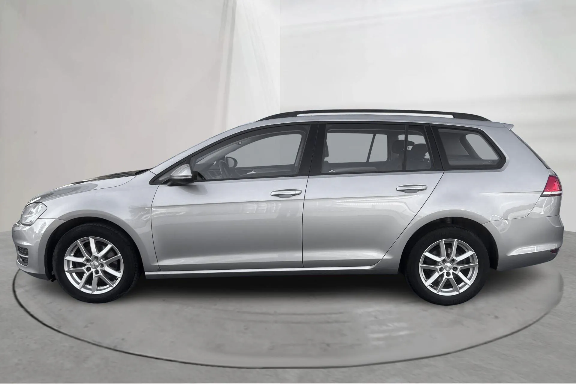 Presentationsfoto 2 av 13: VW Golf VII 1.4 TSI Multifuel Sportscombi (125hk) - 16 417 mil - Manuell - silver - 2015