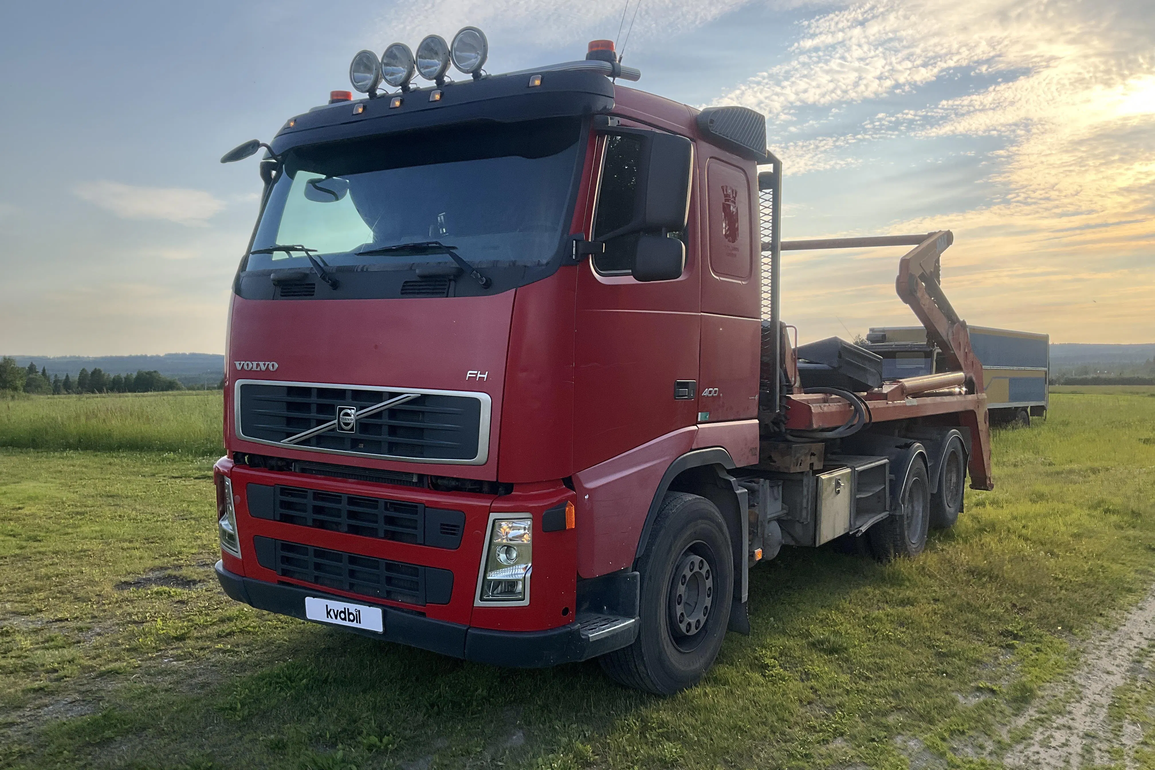 Presentation photo 1 of 51: VOLVO FH400 6X2 - 609 790 km - Automatic - red - 2008
