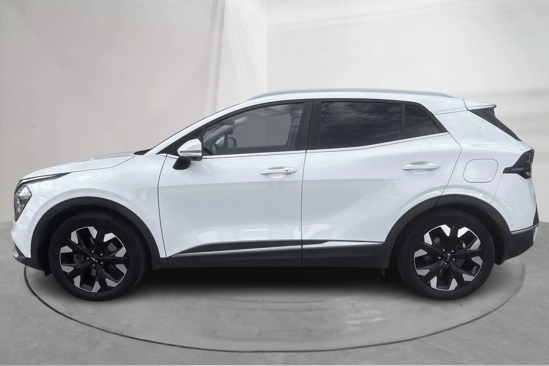 Presentationsfoto 2 av 18: KIA Sportage PHEV AWD (265hk) - 10 414 mil - Automat - vit - 2023