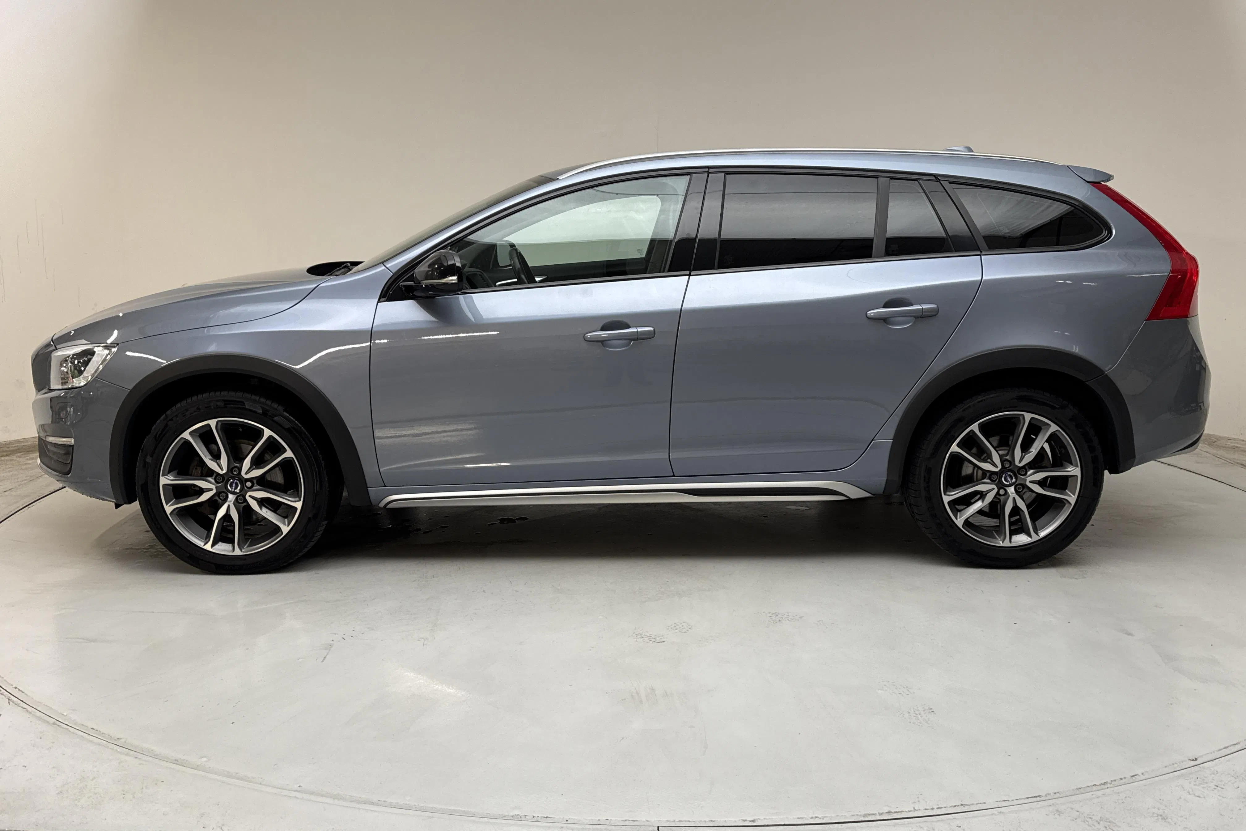Presentation photo 2 of 13: Volvo V60 D3 Cross Country (150hk) - 157 870 km - Automatic - light blue - 2017