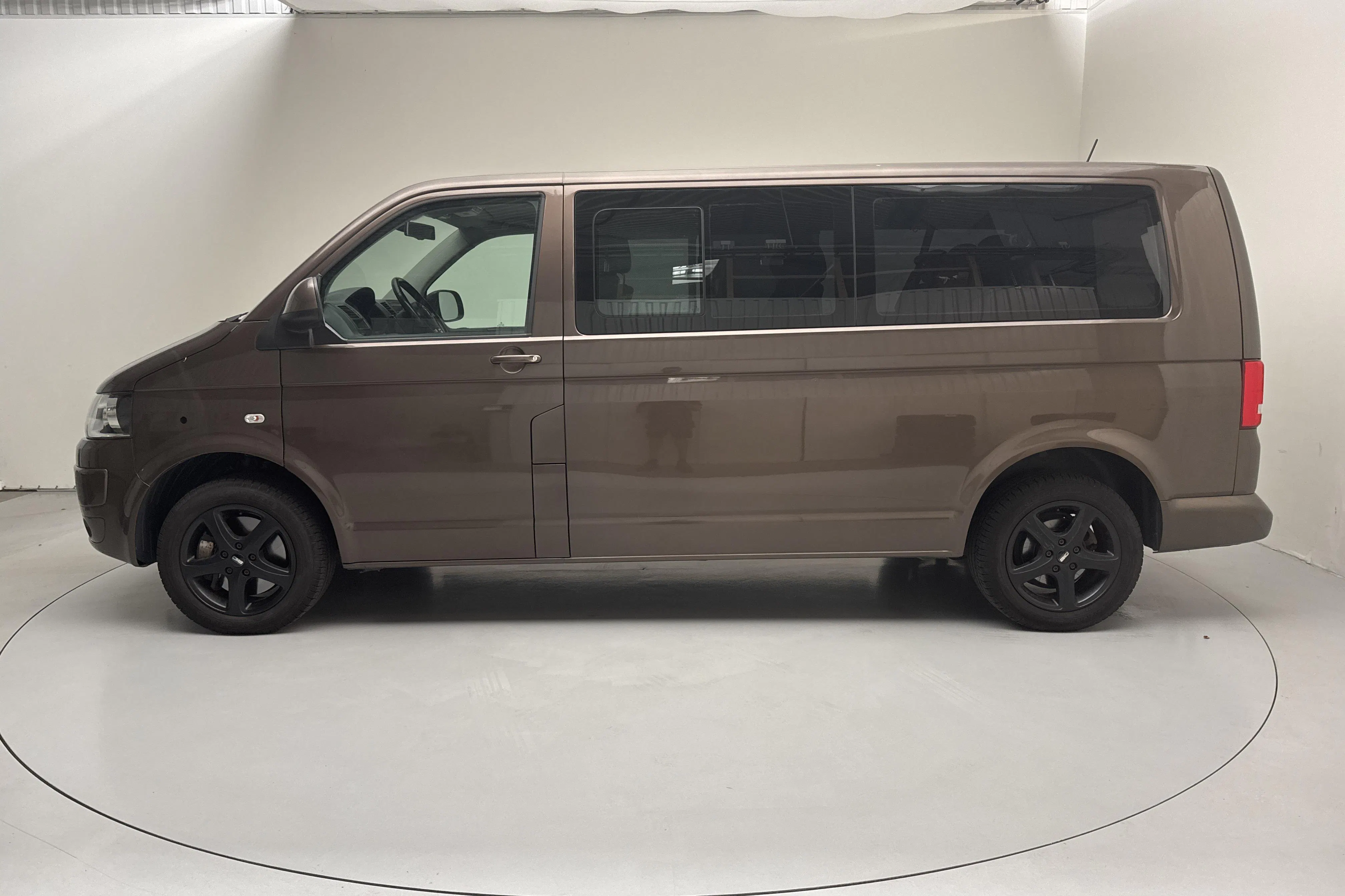 Presentation photo 2 of 14: VW Caravelle T5 2.0 TDI 4MOTION (180hk) - 216 380 km - Automatic - dark brown - 2015