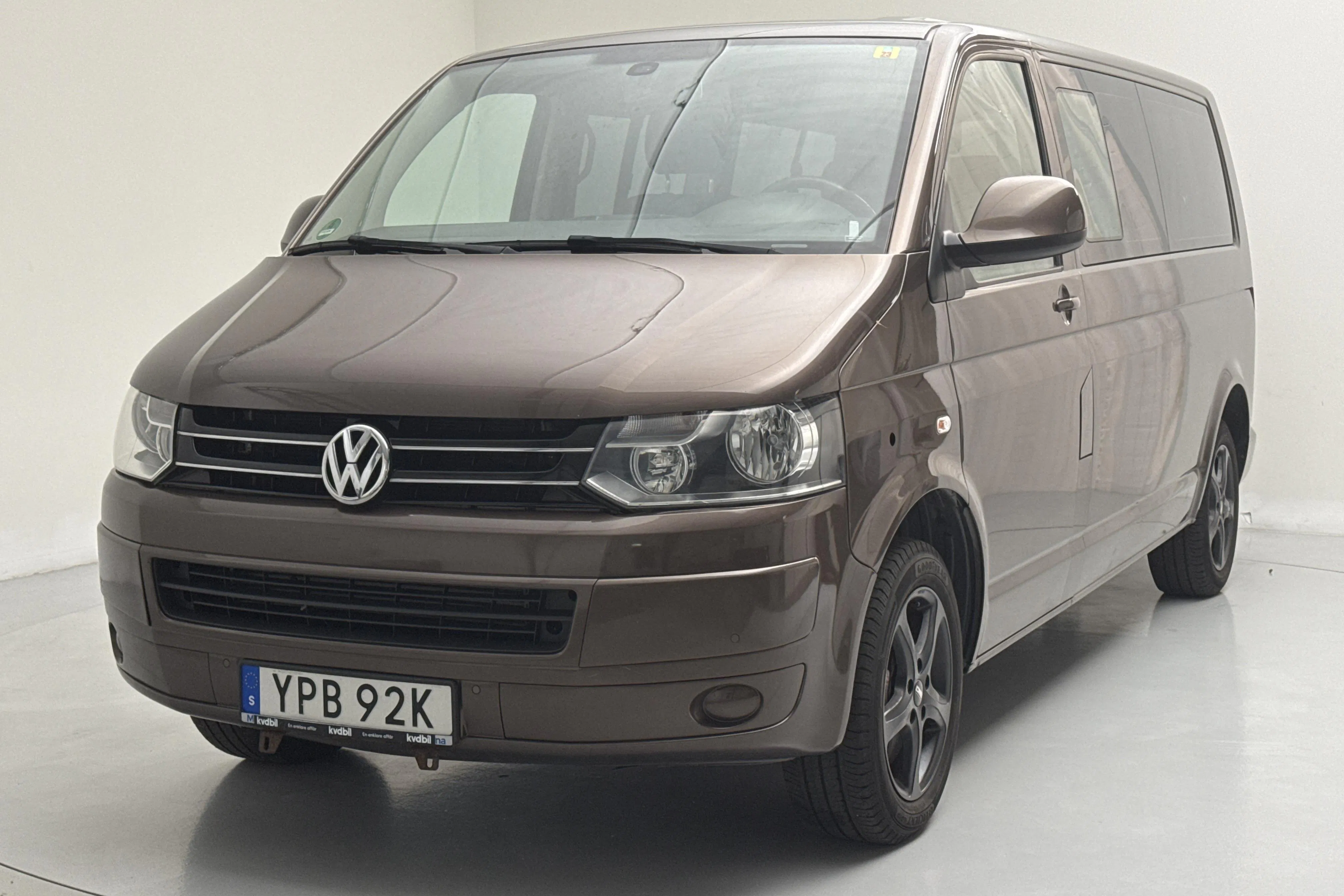 Presentation photo 1 of 14: VW Caravelle T5 2.0 TDI 4MOTION (180hk) - 216 380 km - Automatic - dark brown - 2015