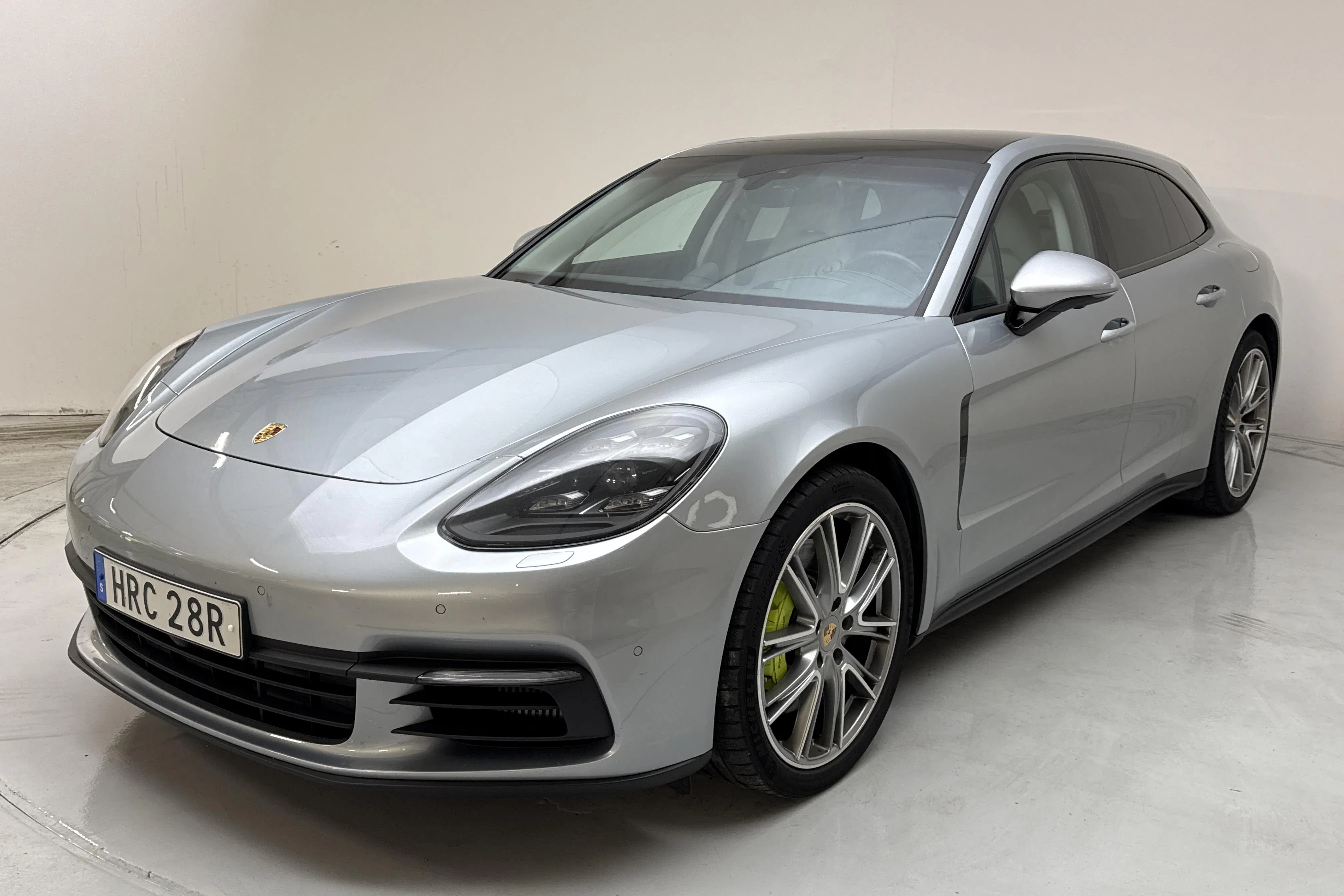Presentationsfoto 1 av 23: Porsche Panamera 4 E-hybrid Sport Turismo (462hk) - 17 103 mil - Automat - silver - 2019