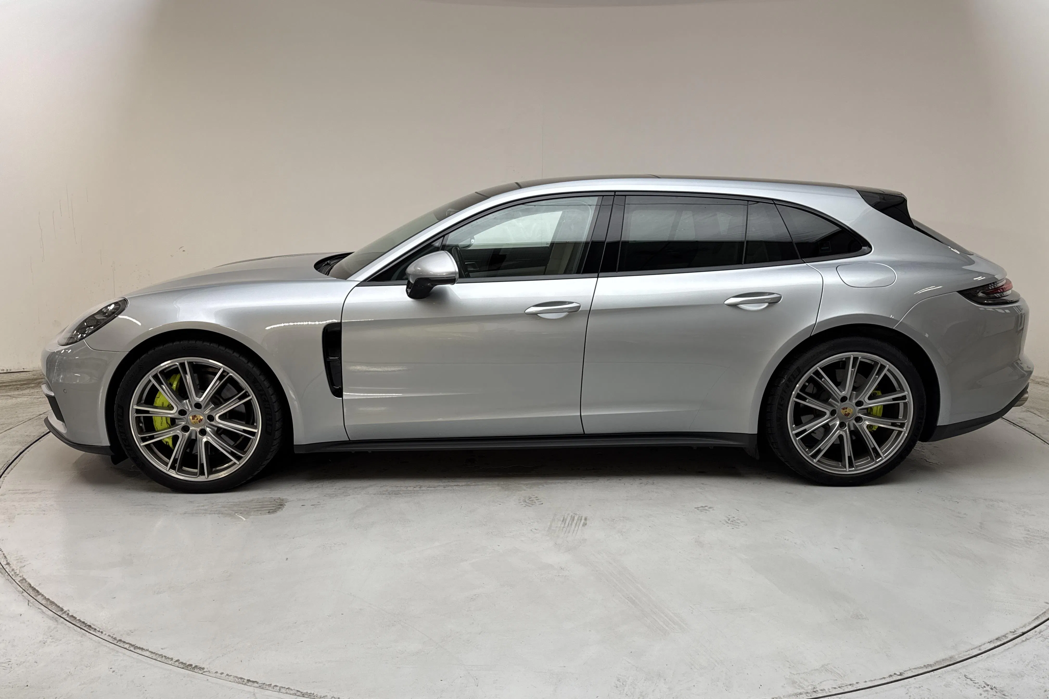 Presentationsfoto 2 av 23: Porsche Panamera 4 E-hybrid Sport Turismo (462hk) - 17 103 mil - Automat - silver - 2019