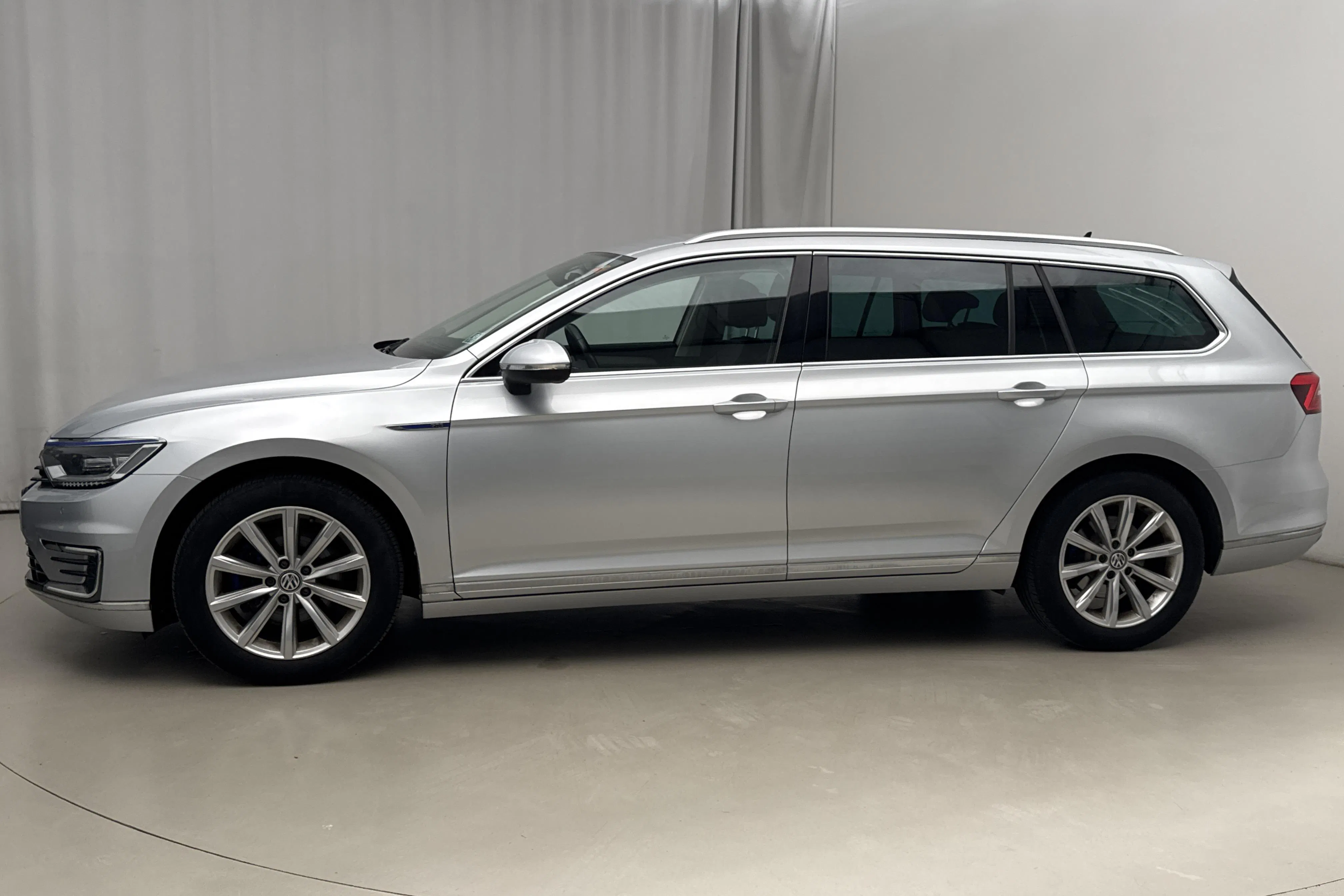 Presentationsfoto 2 av 15: VW Passat 1.4 Plug-in-Hybrid Sportscombi (218hk) - 7 779 mil - Automat - silver - 2019