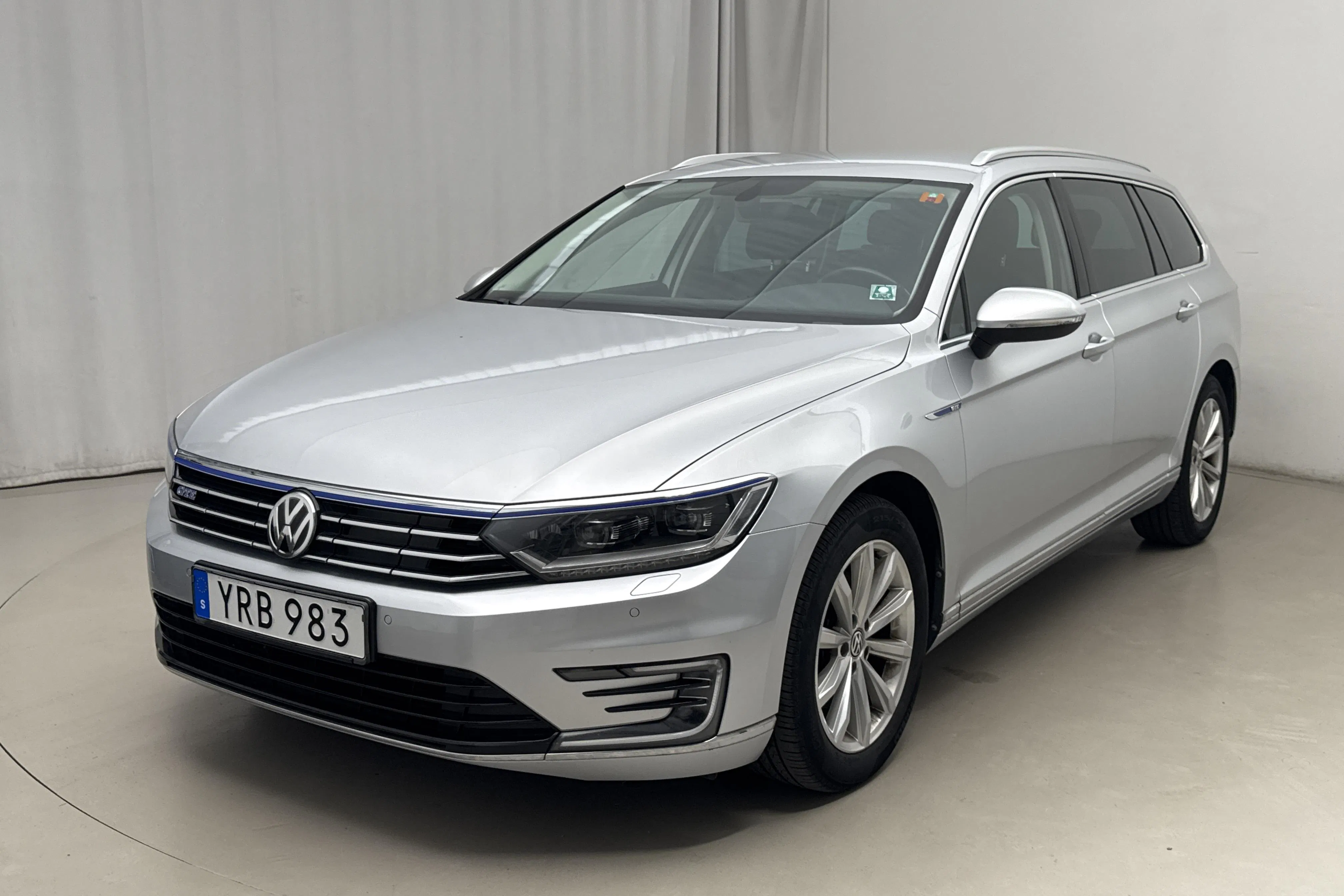 Presentationsfoto 1 av 15: VW Passat 1.4 Plug-in-Hybrid Sportscombi (218hk) - 7 779 mil - Automat - silver - 2019