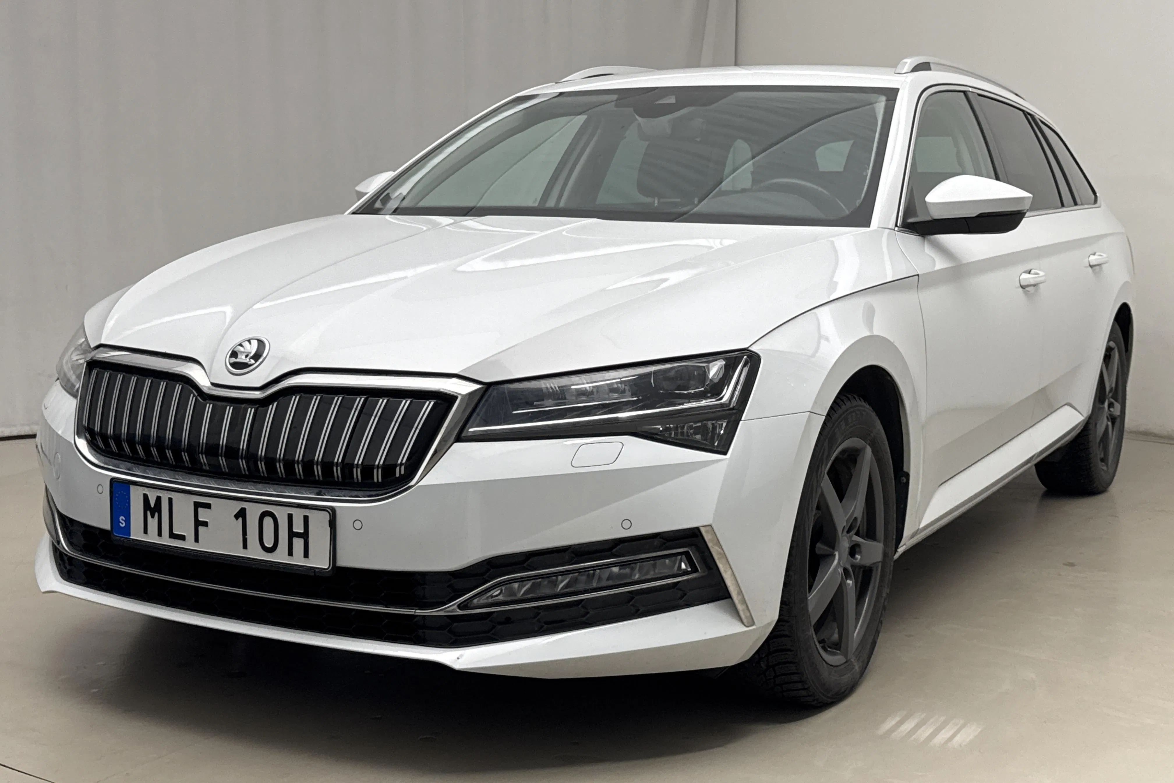 Presentationsfoto 1 av 25: Skoda Superb 1.4 TSI PHEV Kombi (218hk) - 7 465 mil - Automat - vit - 2022
