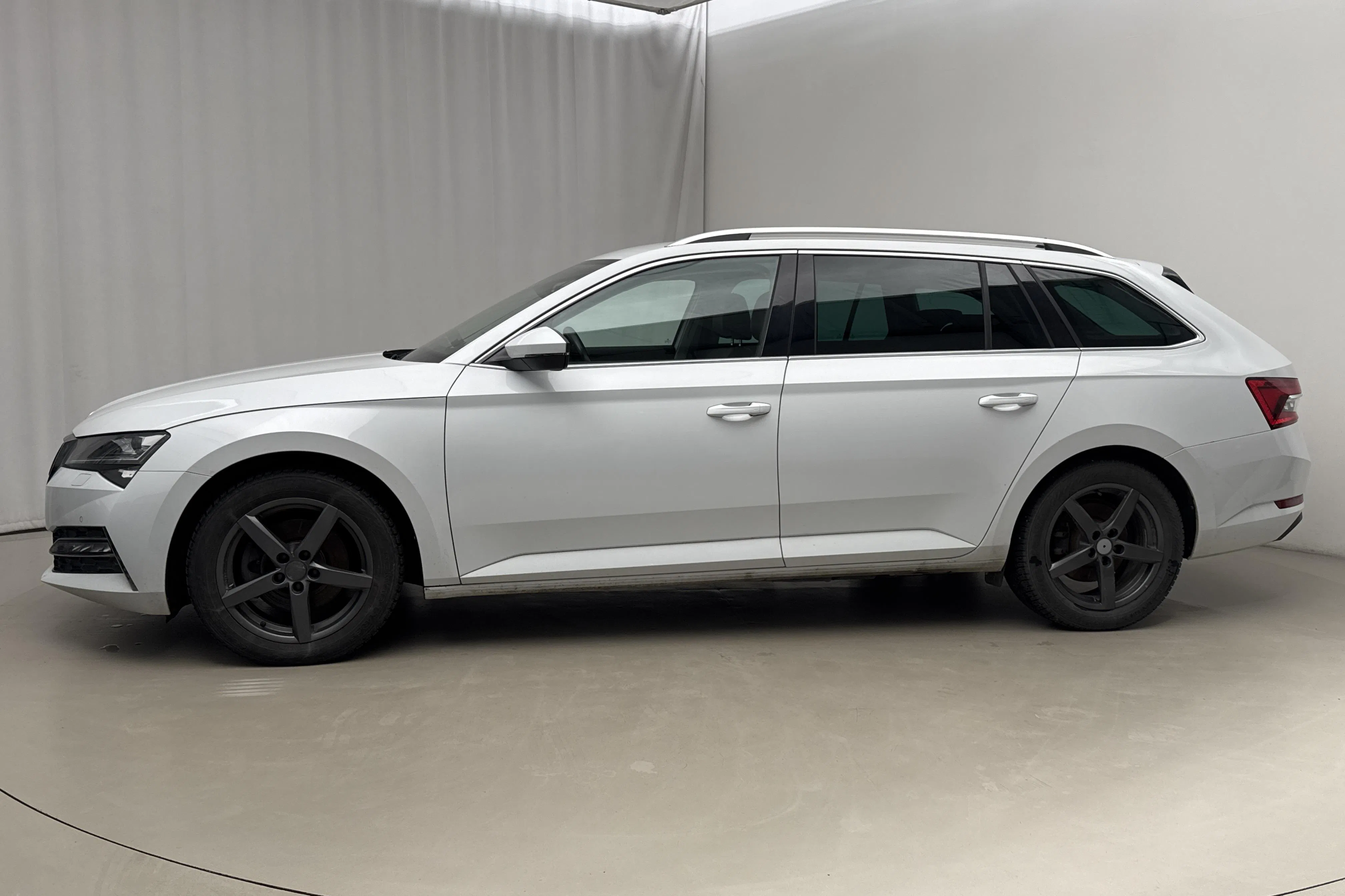 Presentationsfoto 2 av 25: Skoda Superb 1.4 TSI PHEV Kombi (218hk) - 7 465 mil - Automat - vit - 2022