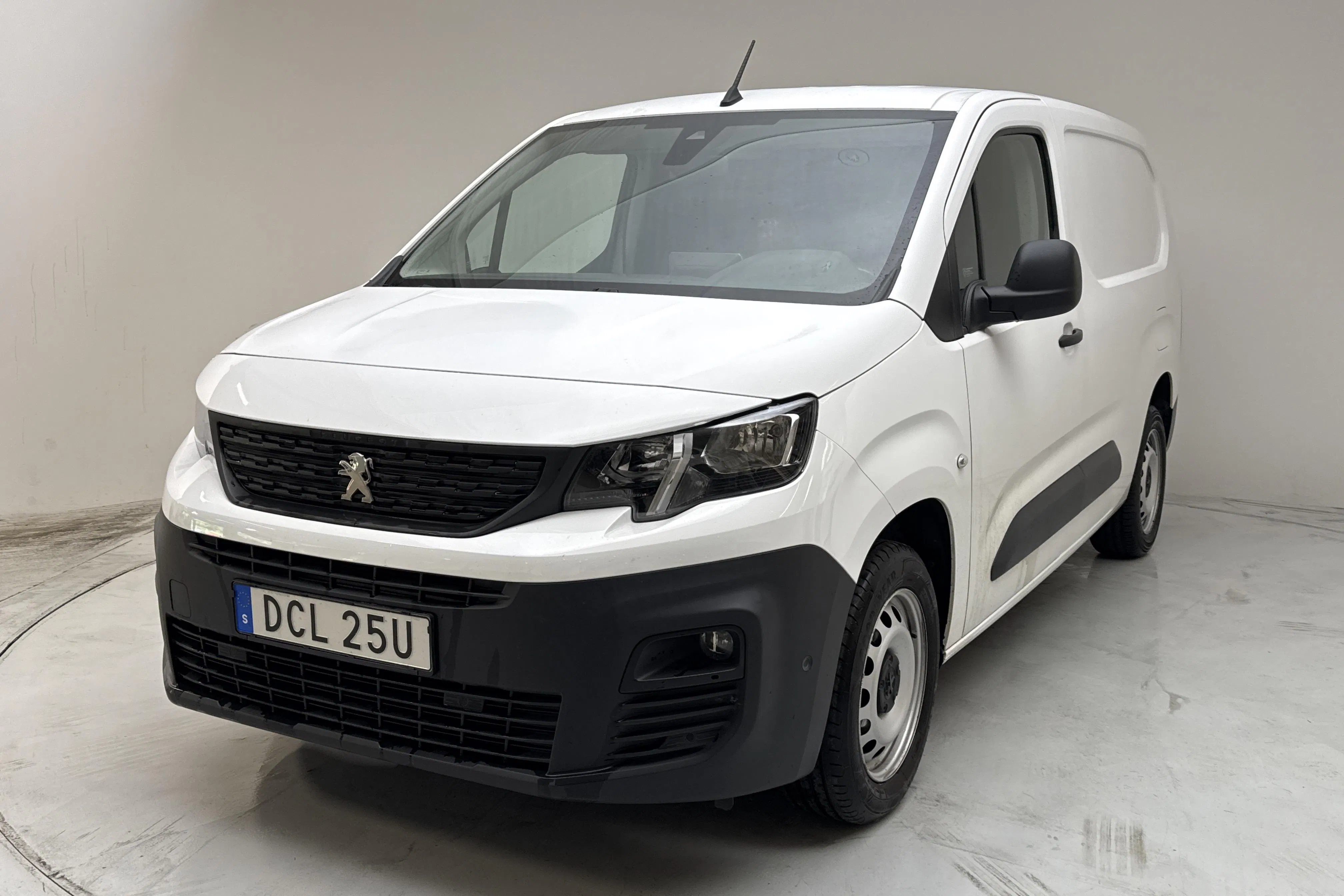 Presentationsfoto 1 av 11: Peugeot Partner 1.5 HDI Skåp (130hk) - 8 875 mil - Automat - vit - 2021