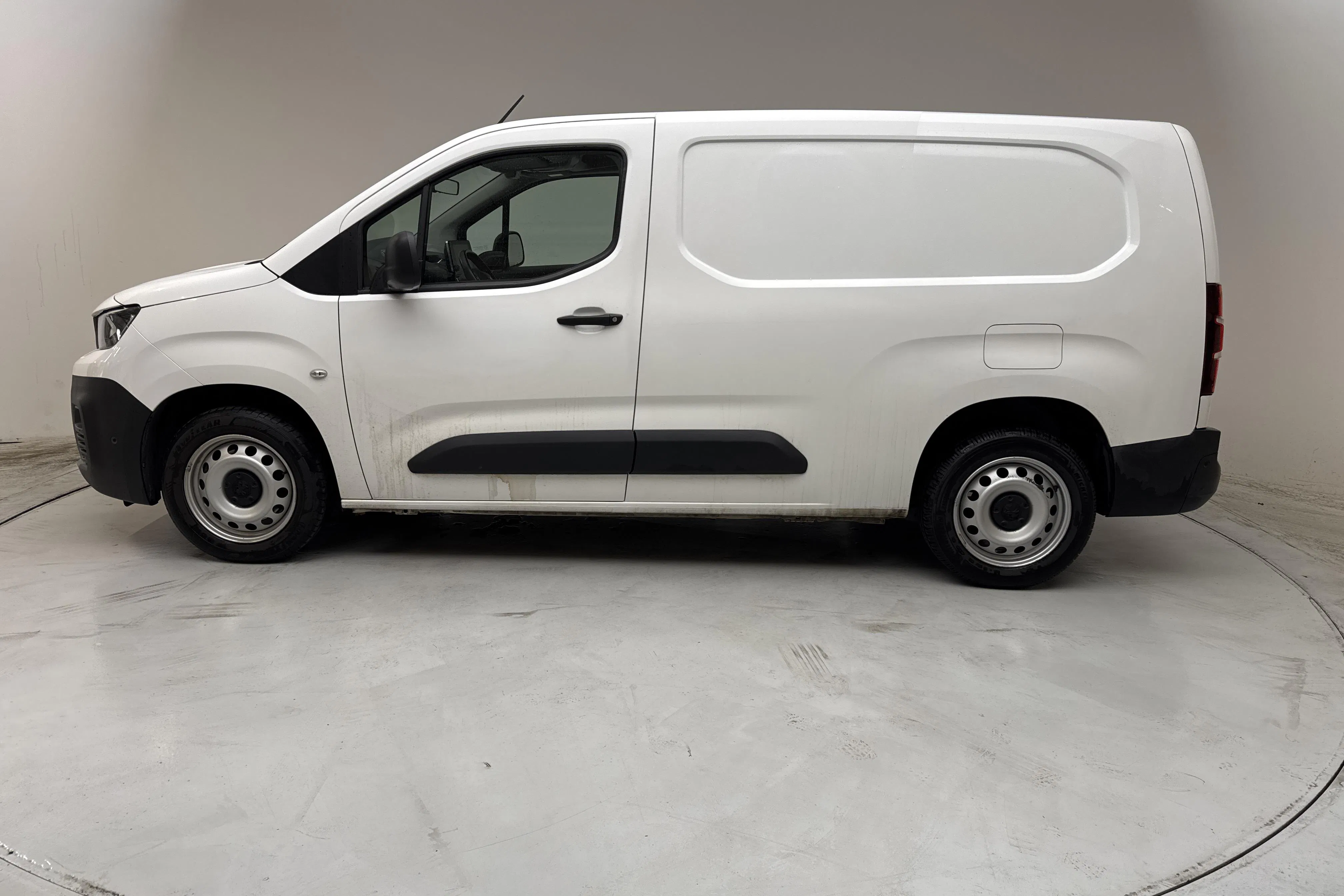 Presentationsfoto 2 av 11: Peugeot Partner 1.5 HDI Skåp (130hk) - 8 875 mil - Automat - vit - 2021