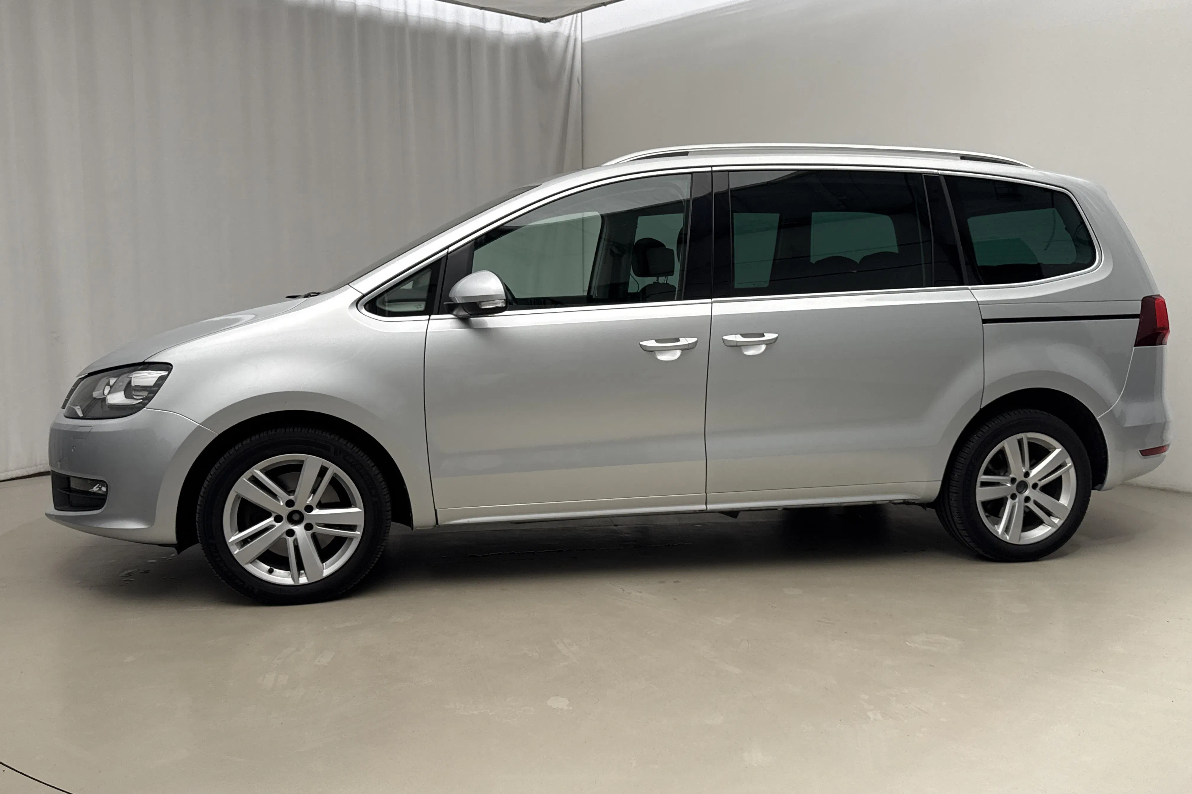 Presentationsfoto 2 av 23: VW Sharan 1.4 TSI (150hk) - 10 123 mil - Automat - silver - 2022